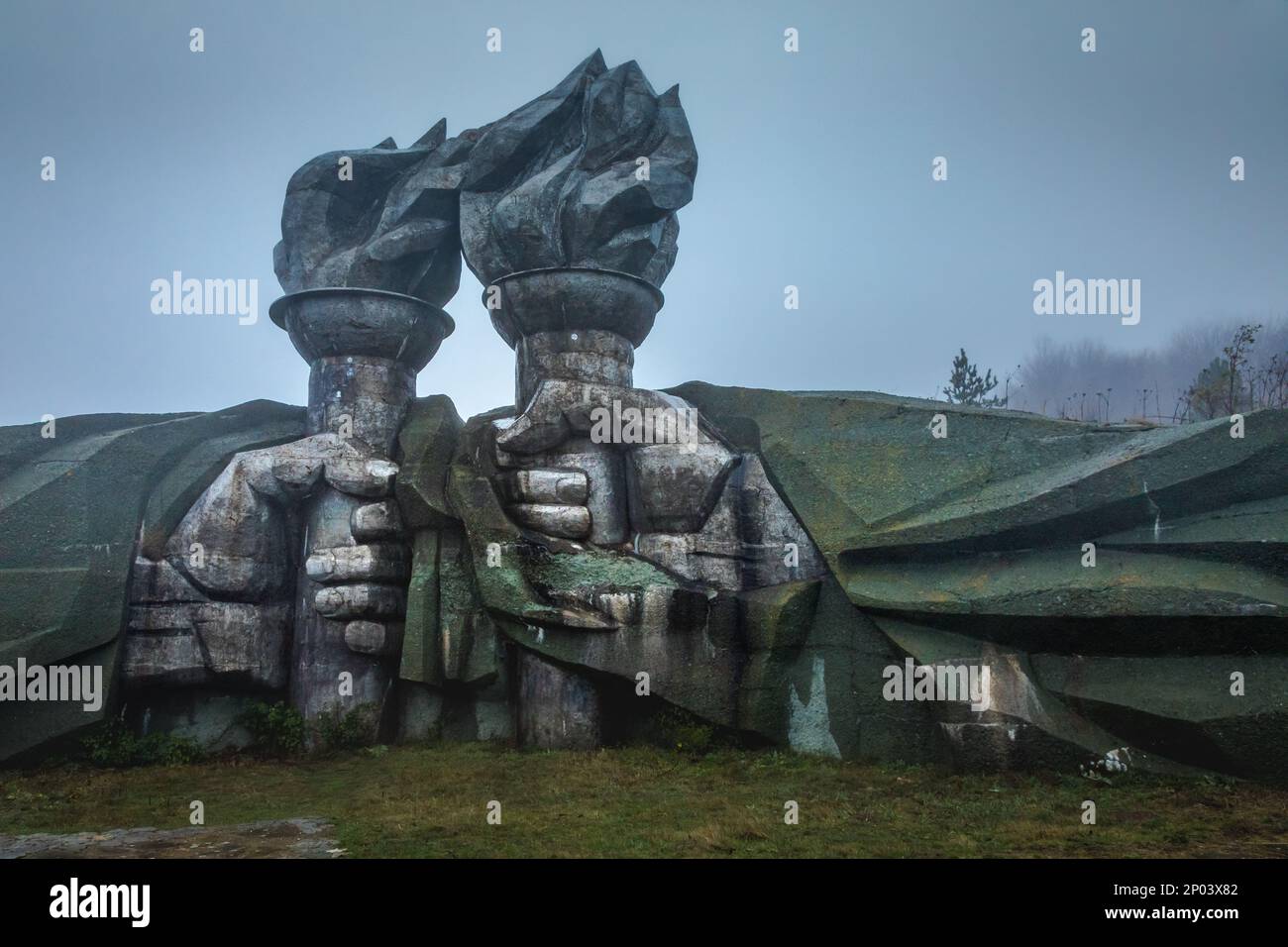 Soviet abbandonato monumento Buzludja Memorial nella campagna bulgara in serata nebbia, Europa orientale Foto Stock