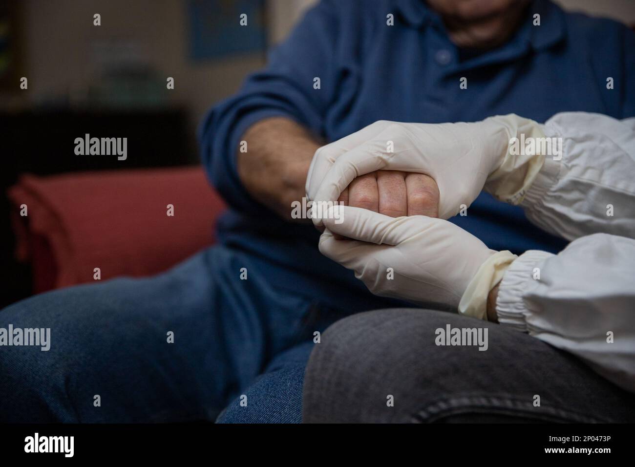 Primo piano delle mani di un medico che tiene le mani di un paziente anziano. Foto Stock