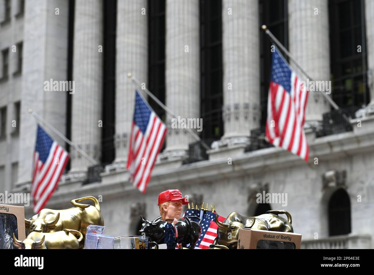 New York, Stati Uniti. 02nd Mar, 2023. Un fornitore di souvenir vende la testa di bobble di Donald Trump fuori della borsa di New York mentre Wall Street riferisce inflazione persistente ed è effetto sull'economia, New York, NY, 2 marzo 2023. (Foto di Anthony Behar/Sipa USA) Credit: Sipa USA/Alamy Live News Foto Stock