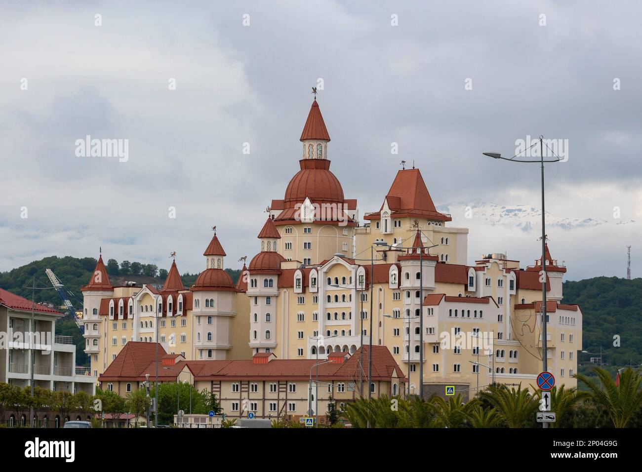 Hotel Bogatyr. Parco Sochi nel Villaggio Olimpico. Sochi, Russia - 5 maggio 2022 Adler. Foto Stock