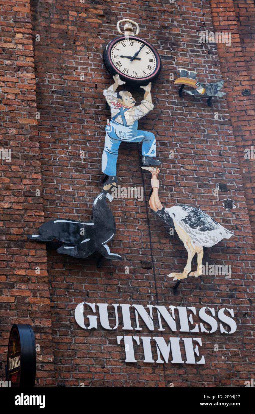 Illustrazione del tempo di Guinness sulla parete del pub a Liverpool Foto Stock