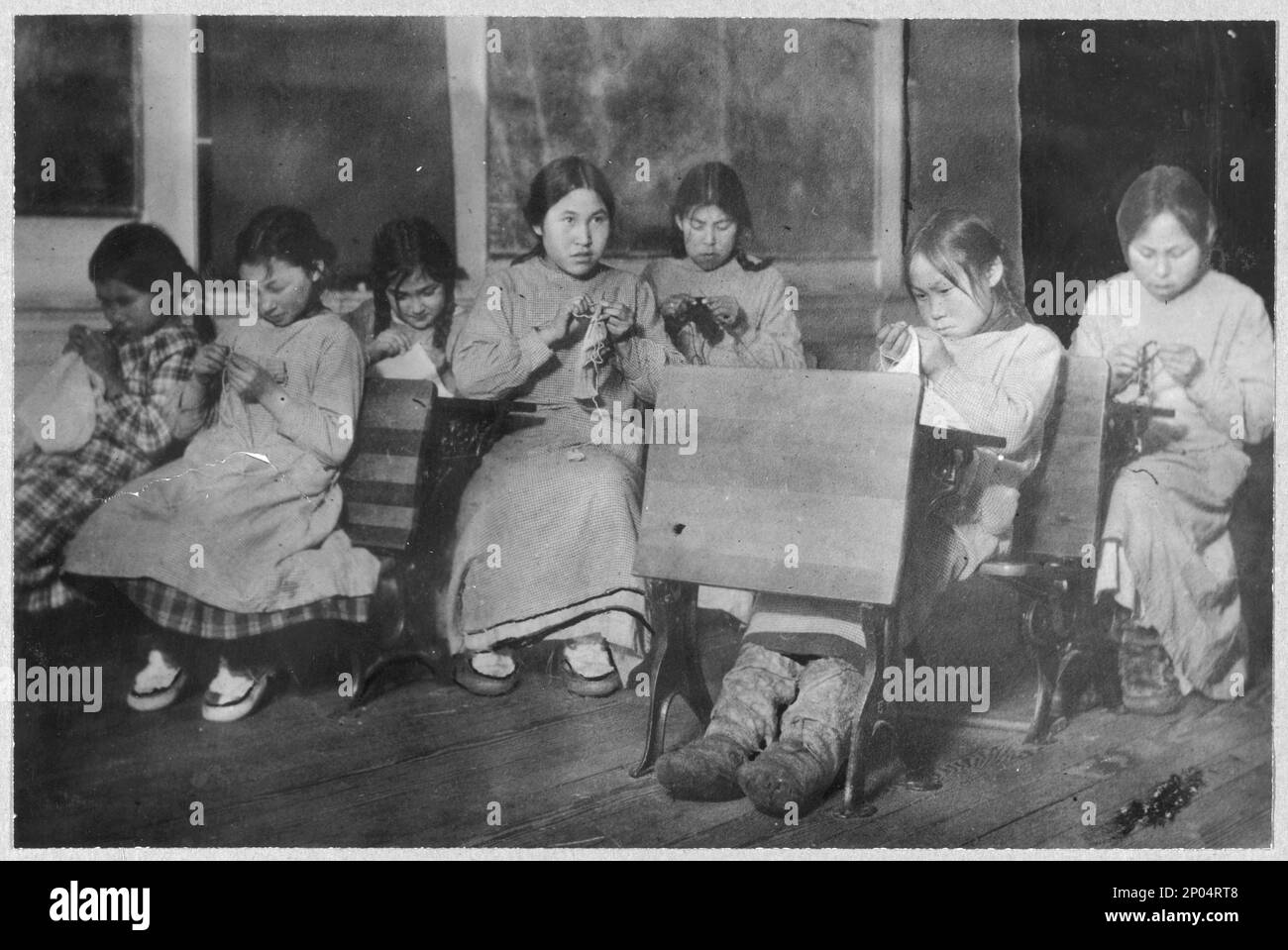 Classe di cucito. Collezione Frank and Frances Carpenter , regalo; Sig.ra W. Chapin Huntington; 1951, cucito per bambini, Alaska, Barrow, Point, 1890-1940, aule, Alaska, Barrow, Punto,1890-1940, Ragazze,Alaska,Barrow, punto,1890-1940, Scuole,Alaska,Barrow, punto,1890-1940, Indians of North America,Children,Alaska,Barrow, Point,1890-1940, Eskimos,Children,Alaska,Barrow, Point,1890-1940, Stati Uniti,Alaska,Barrow, Punto Foto Stock
