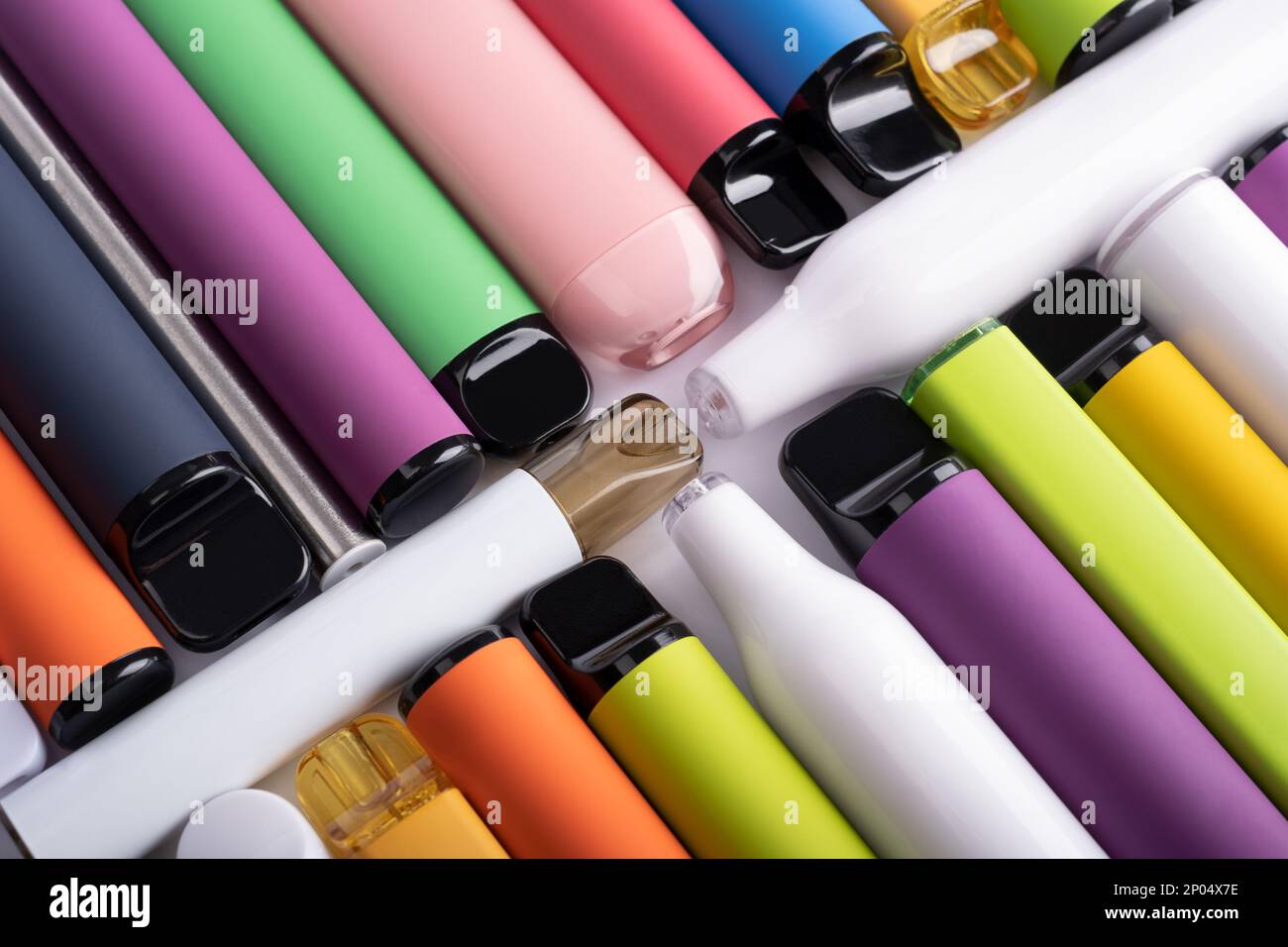 Concetto sintetico di nicotina. Varie sigarette elettroniche usa e getta. moderna alternativa fumatori, vaping e nicotina. Primo piano Foto Stock