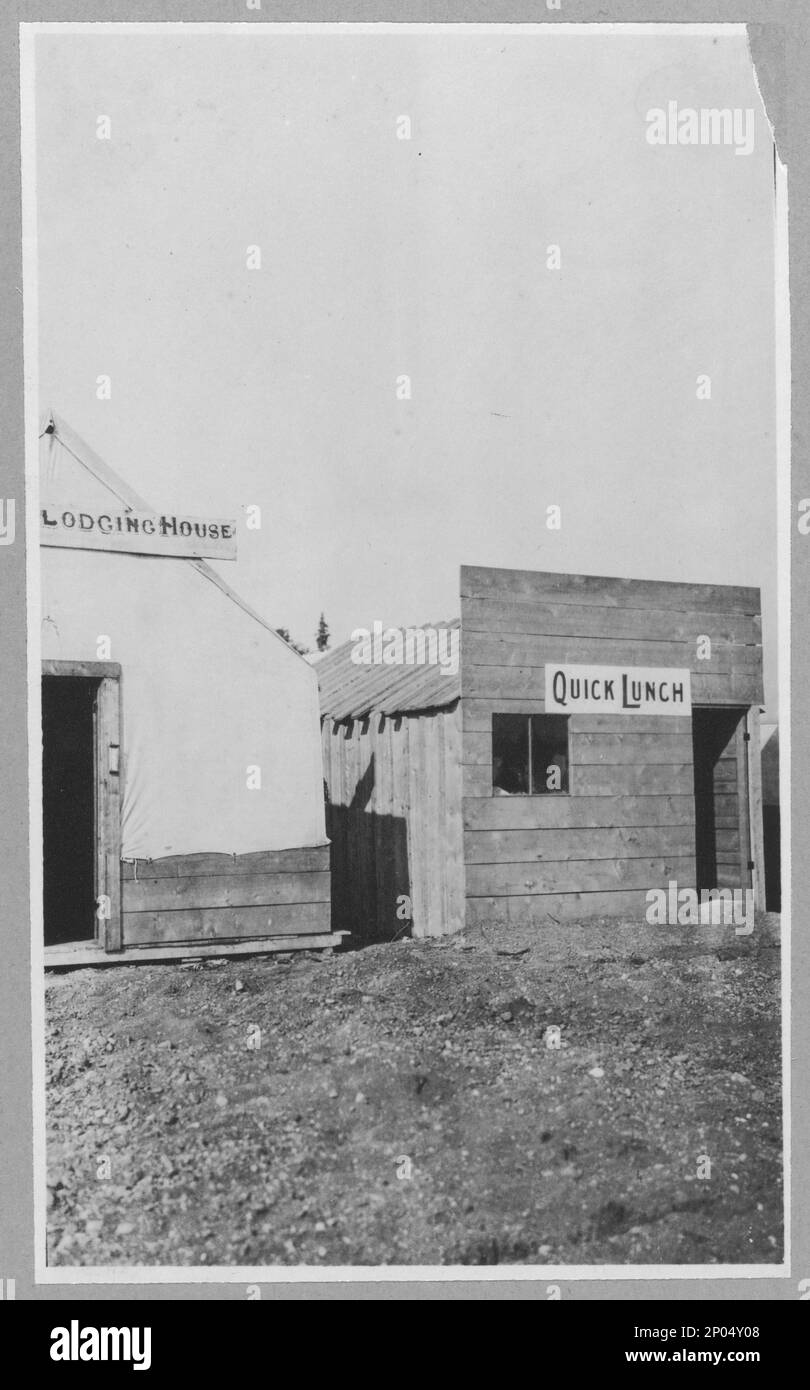 "Lodging House" e "Quick Lunch" si sciano su una strada sterrata. Frank and Frances Carpenter Collection, regalo; Sig.ra W. Chapin Huntington; 1951, case di alloggio, Alaska, Anchorage, 1890-1920, ristoranti e bevande, Alaska, Anchorage, 1890-1920, Stati Uniti, Alaska, Anchorage Foto Stock