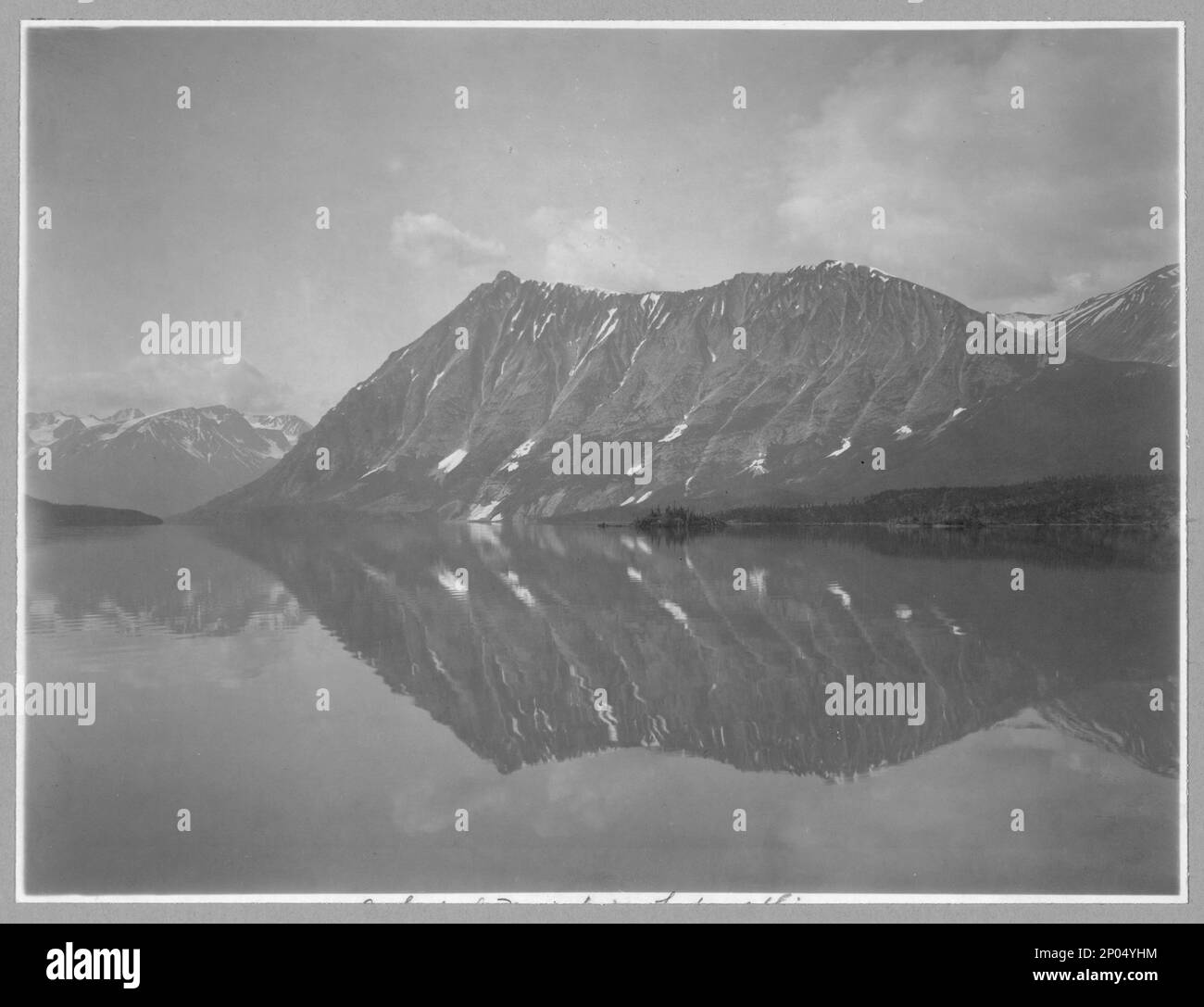 Cathedral Mountain e il lago Atlin. Frank and Frances Carpenter Collection, regalo; Sig.ra W. Chapin Huntington; 1951, Laghi e stagni, Alaska, Cathedral Mountain, 1890-1930, Montagne, Alaska, Cathedral Mountain, 1890-1930, Reflections, Alaska, Cathedral Mountain, 1890-1930, Stati Uniti, Alaska Foto Stock