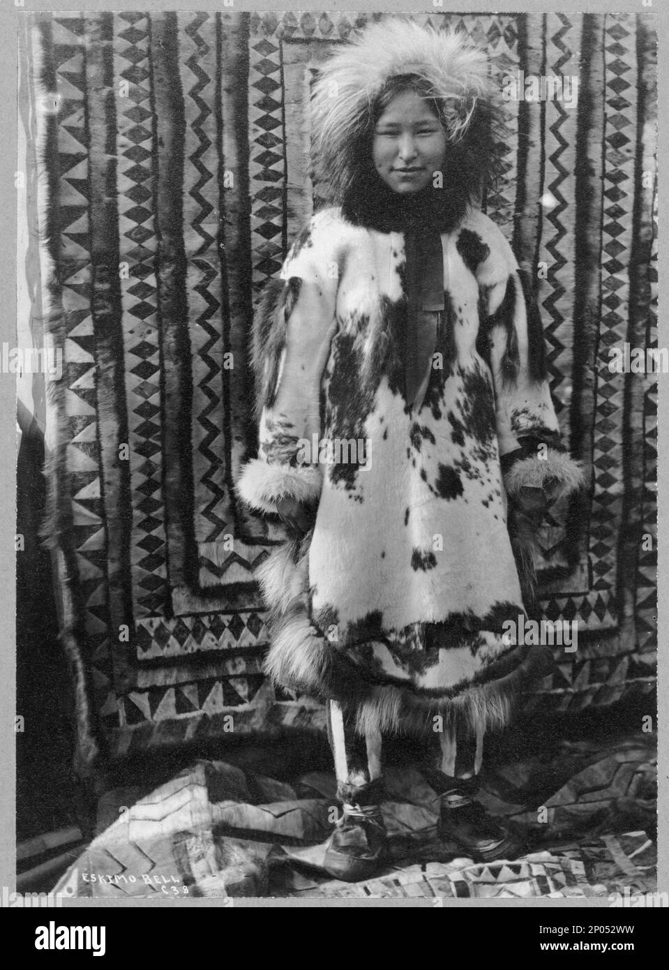 Eskimo ragazza vestendo di tutte le pellicce, Eskimo campana cioè belle.  Frank and Frances Carpenter Collection, regalo; Sig.ra W. Chapin  Huntington; 1951, Eskimos, Abbigliamento e vestito, Alaska, 1890-1940,  Eskimos, Donne, Alaska, 1890-1940,
