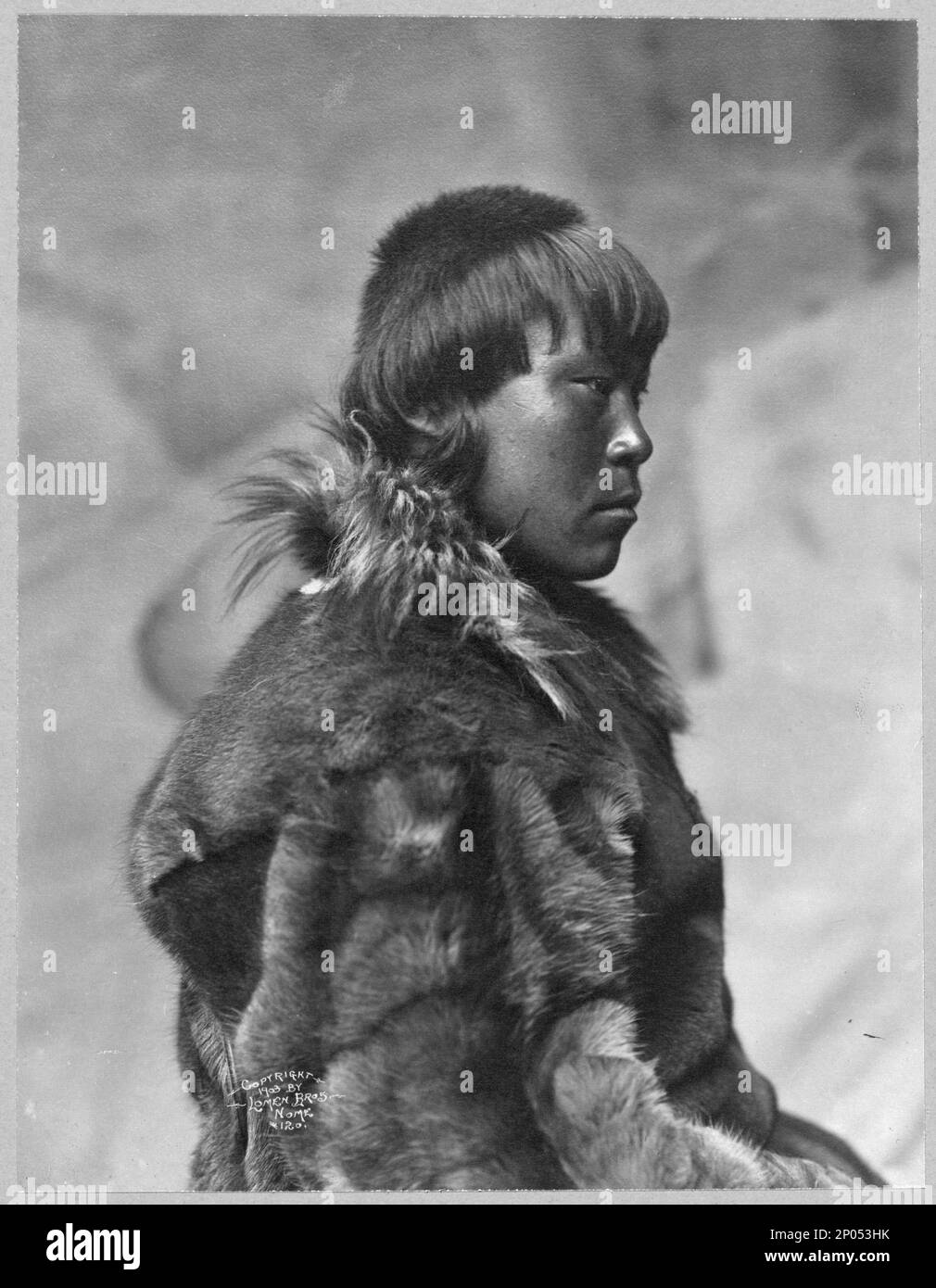 Eskimo. Frank and Frances Carpenter Collection , Gift; Mrs. W. Chapin Huntington; 1951, Eskimos, Alaska, 1900-1920, Indiani del Nord America, Alaska, 1900-1920, pellicce Wites, 1900-1920, Stati Uniti, Alaska Foto Stock