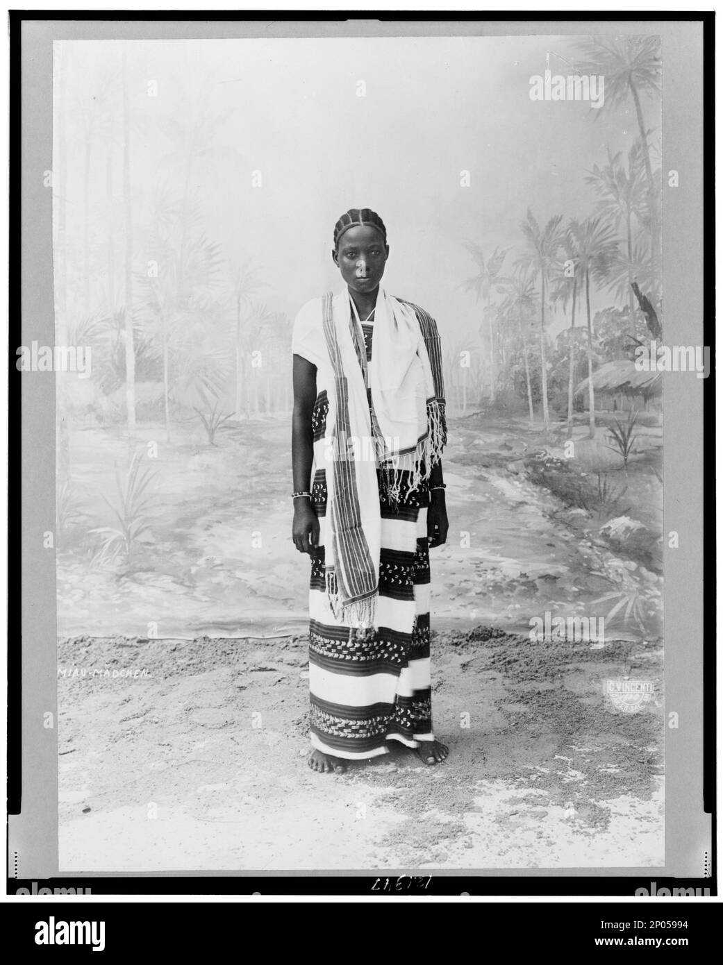 Donna africana, ritratto completo, in piedi, fronte / C. vincenti, Dar es Salam.. Frank and Frances Carpenter Collection , Donna, Abbigliamento e abito, Africa, 1900. Foto Stock
