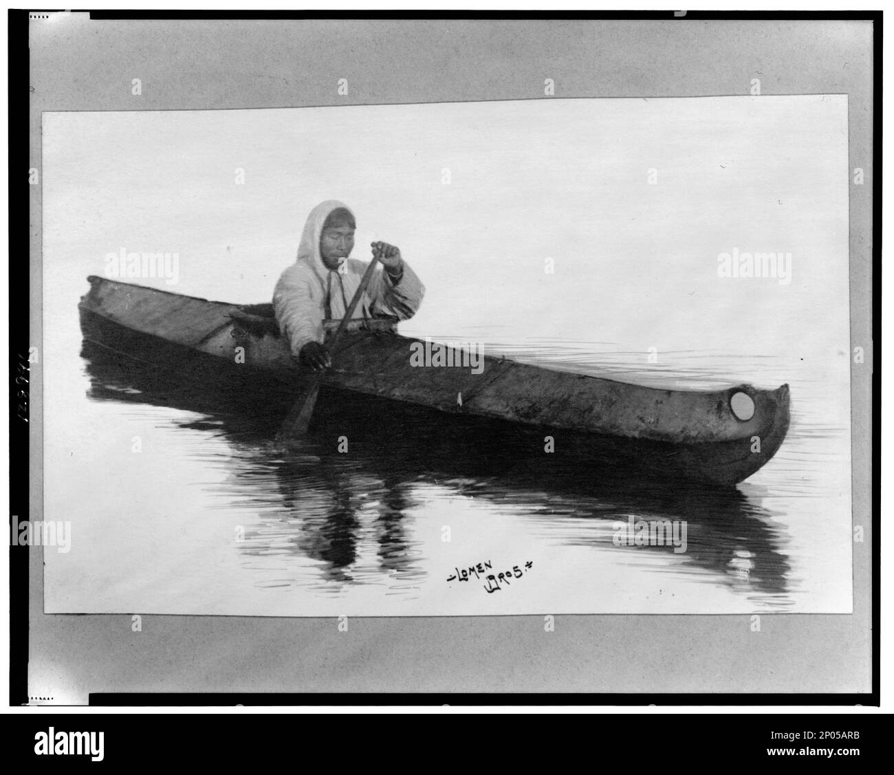 Eskimo in kayak. Frank and Frances Carpenter Collection, regalo; Sig.ra W. Chapin Huntington; 1951, Eskimos, Transportation, Alaska, Nome, 1890-1940, Indiani del Nord America, Transportation, Alaska, Nome, 1890-1940, Kayaks, Alaska, Nome, 1890-1940, Stati Uniti, Alaska, Nome Foto Stock