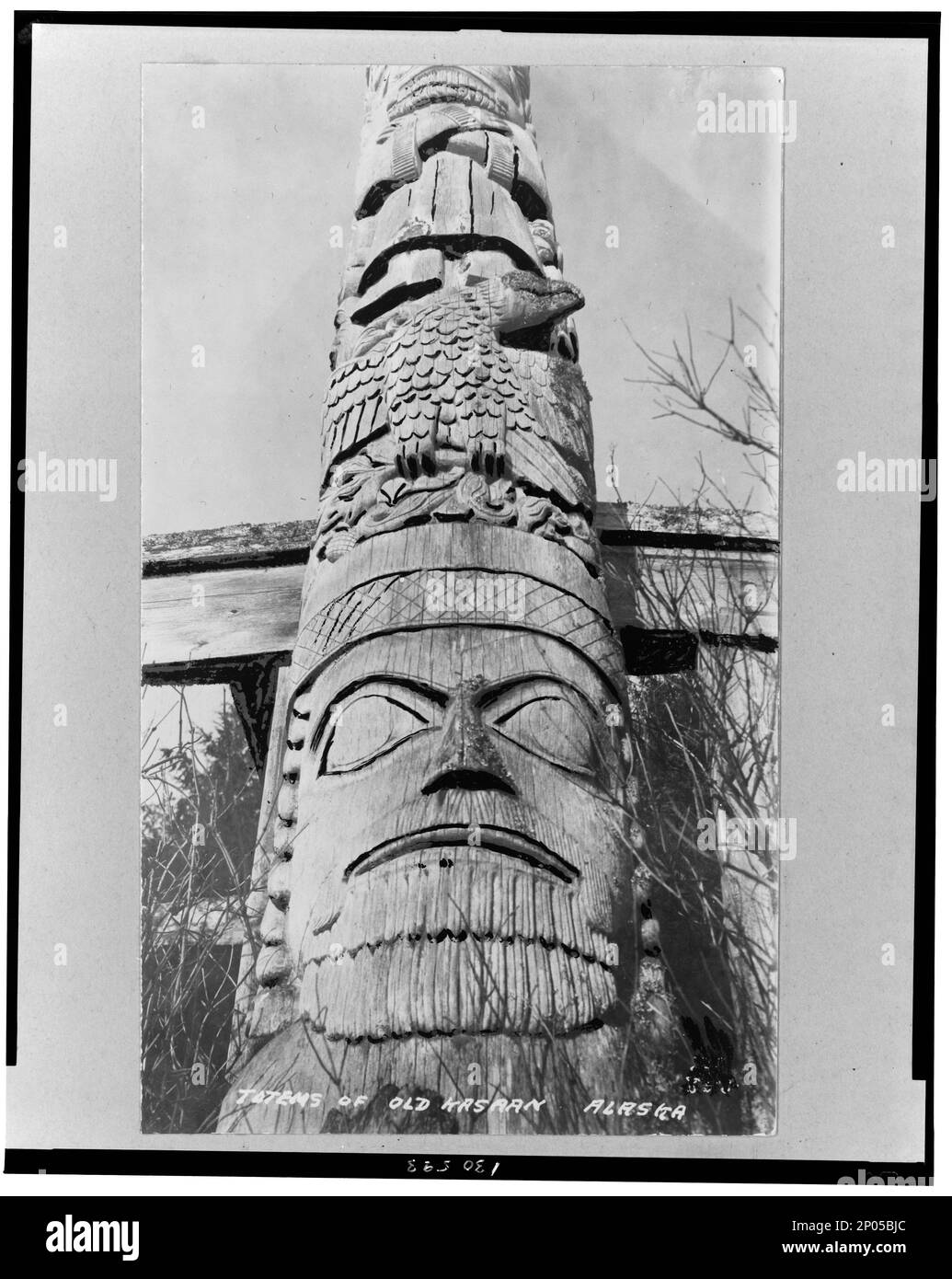 Totem pole , Totem della vecchia Kasaan, Alaska. Collezione Frank and Frances Carpenter , regalo; Sig.ra W. Chapin Huntington; 1951, Totem Pacches,Alaska,Kasaan,1910-1920, Stati Uniti,Alaska,Kasaan Foto Stock