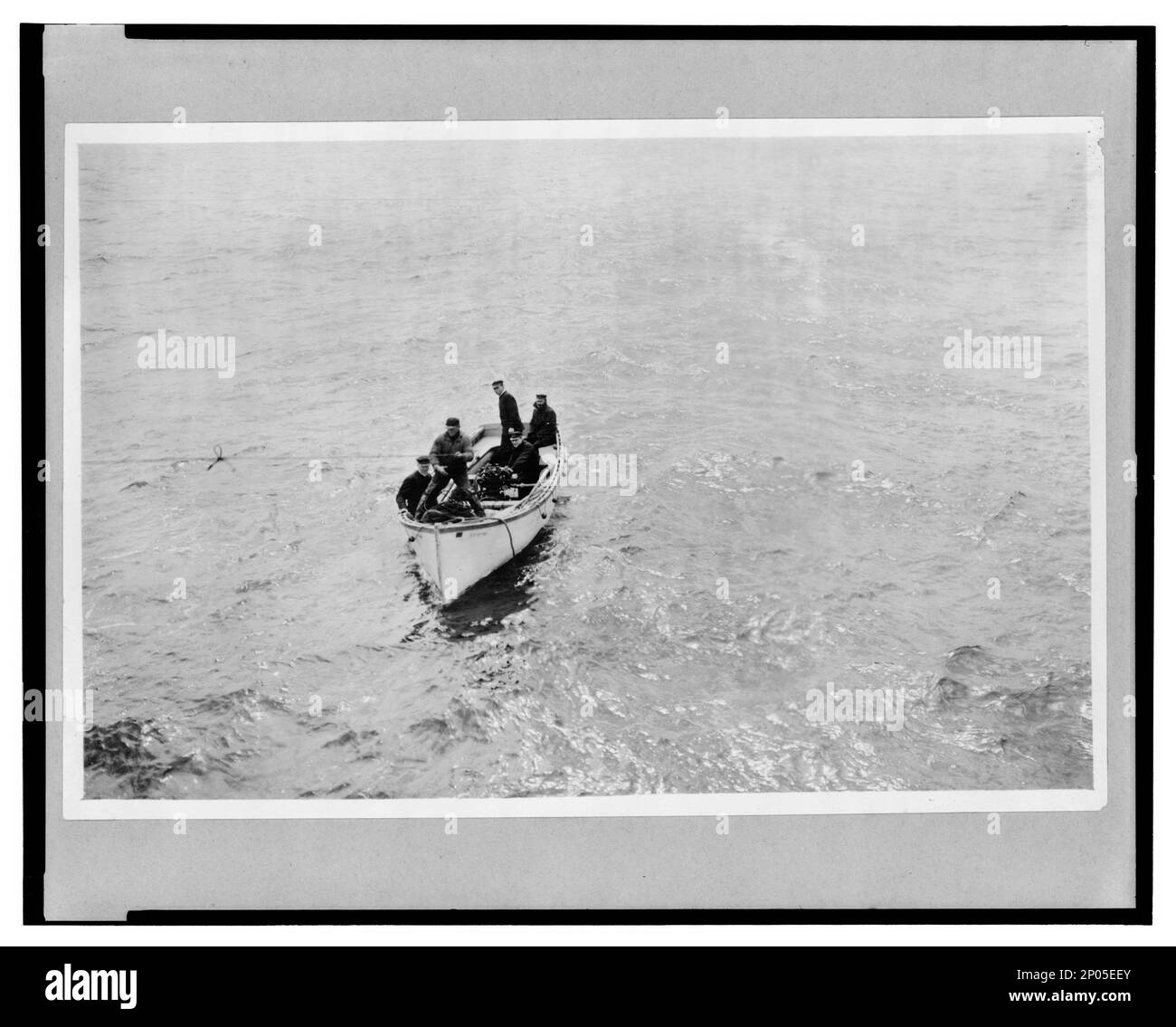 Operai di cannery a King's Cove. Frank e Frances Carpenter Collection, regalo; Sig.ra W. Chapin Huntington; 1951, Dories (Barche), Alaska, Nome, 1890-1920, industria della pesca, Alaska, Nome, 1890-1920, Bering Sea, 1890-1920, Stati Uniti, Alaska, Nome Foto Stock