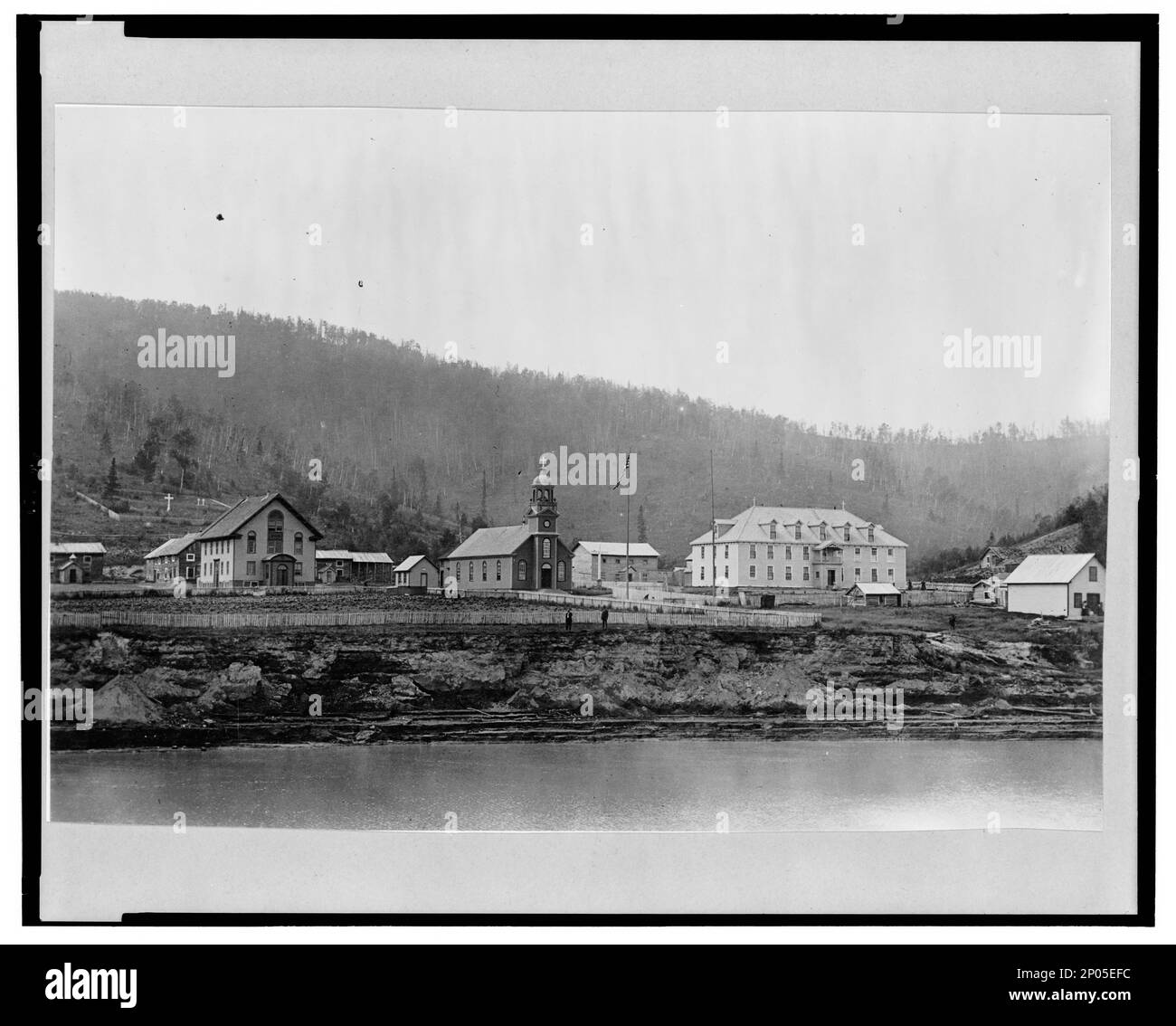 Missione della Santa Croce sullo Yukon. Frank and Frances Carpenter Collection, Gift; Mrs. W. Chapin Huntington; 1951, Waterfront, Yukon River (Yukon e Alaska), 1890-1940, Missions, Yukon River (Yukon e Alaska), 1890-1940, Yukon River (Yukon e Alaska), 1890-1940, Stati Uniti, Alaska Foto Stock