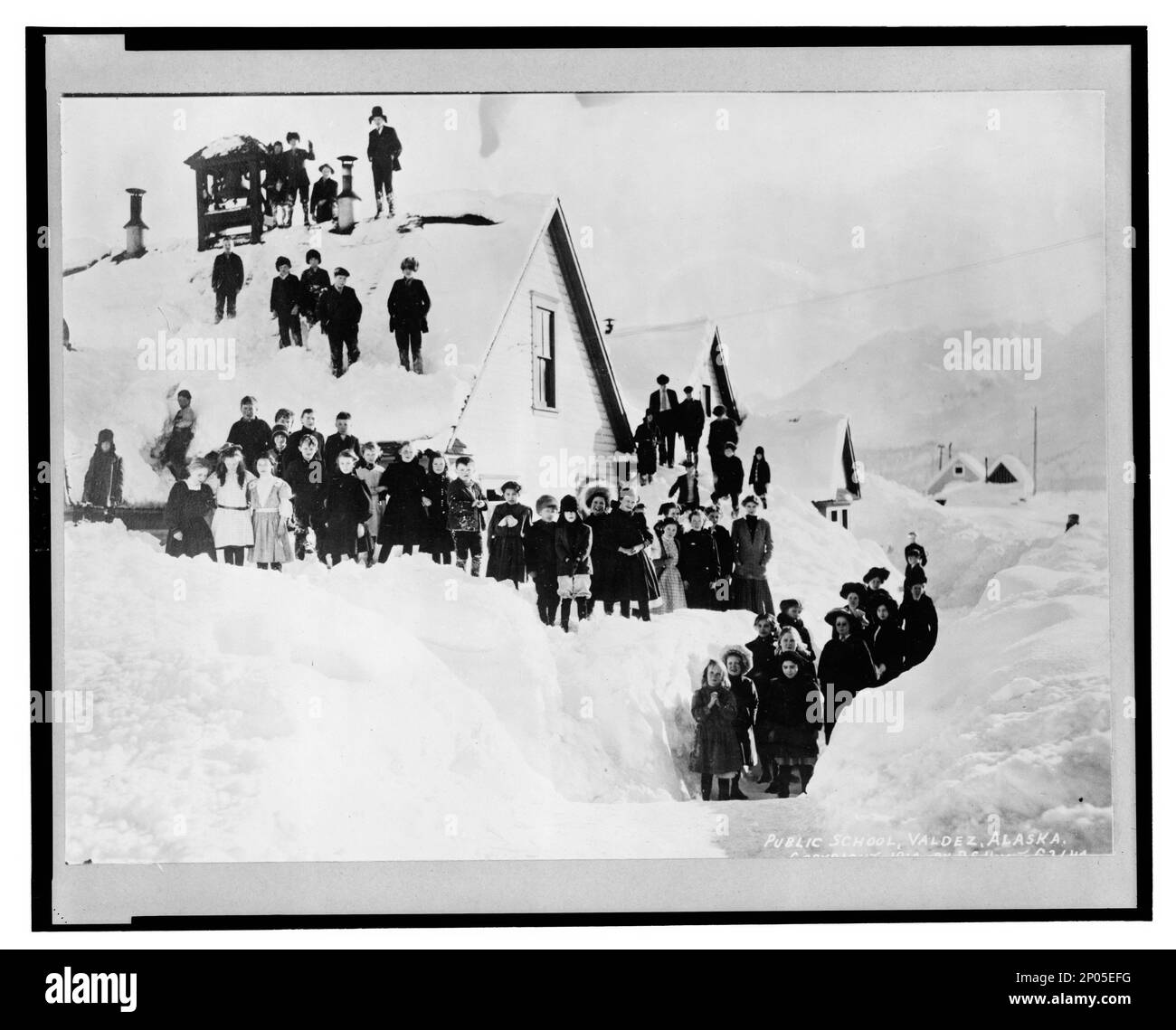 Scuola pubblica , Scuola pubblica, Valdez, Alaska. Frank and Frances Carpenter Collection, regalo; Sig.ra W. Chapin Huntington; 1951, Public Schools,Alaska,Valdez,1910, Snow,Alaska,Valdez,1910, Children,Alaska,Valdez,1910, Stati Uniti, Alaska, Valdez Foto Stock