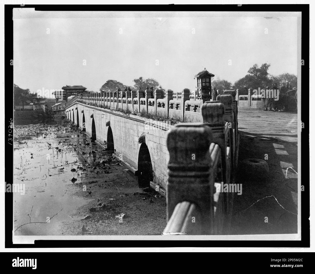 Cina - Provincia di Hopeh - Pechino. Ponte di marmo nella città imperiale. Frank and Frances Carpenter Collection, ponti, Cina, Pechino, 1890-1910. Foto Stock