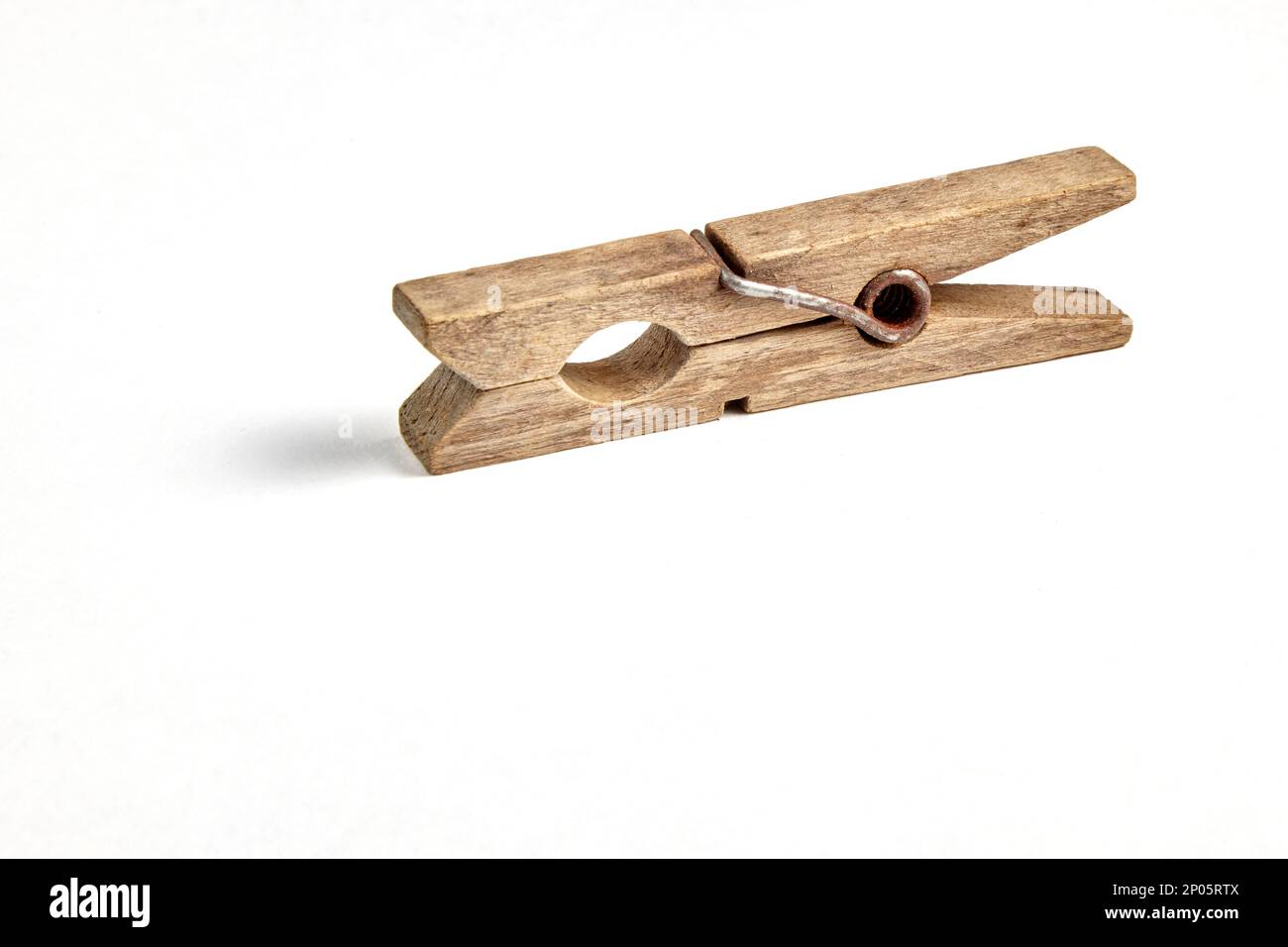 Antico clothespin in legno d'epoca isolato su sfondo bianco. Foto Stock