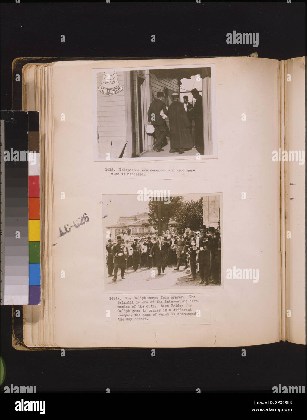 I telefoni sono numerosi e il buon servizio è reso il califfo viene dalla preghiera. Il Selamlik è una delle cerimonie interessanti della città. Ogni venerdì il califfo va in preghiera in una moschea diversa, il cui nome viene annunciato il giorno prima. Frank and Frances Carpenter Collection , Abdülmecid Efendi,,1868-1944,apparizioni pubbliche, leader spirituali,Turchia,Istanbul,1920-1930, cabine telefoniche,Turchia,Istanbul,1920-1930, riti e cerimonie,Turchia,Istanbul,1920-1930, Sfilate e processioni, Turchia, Istanbul, 1920-1930. Foto Stock