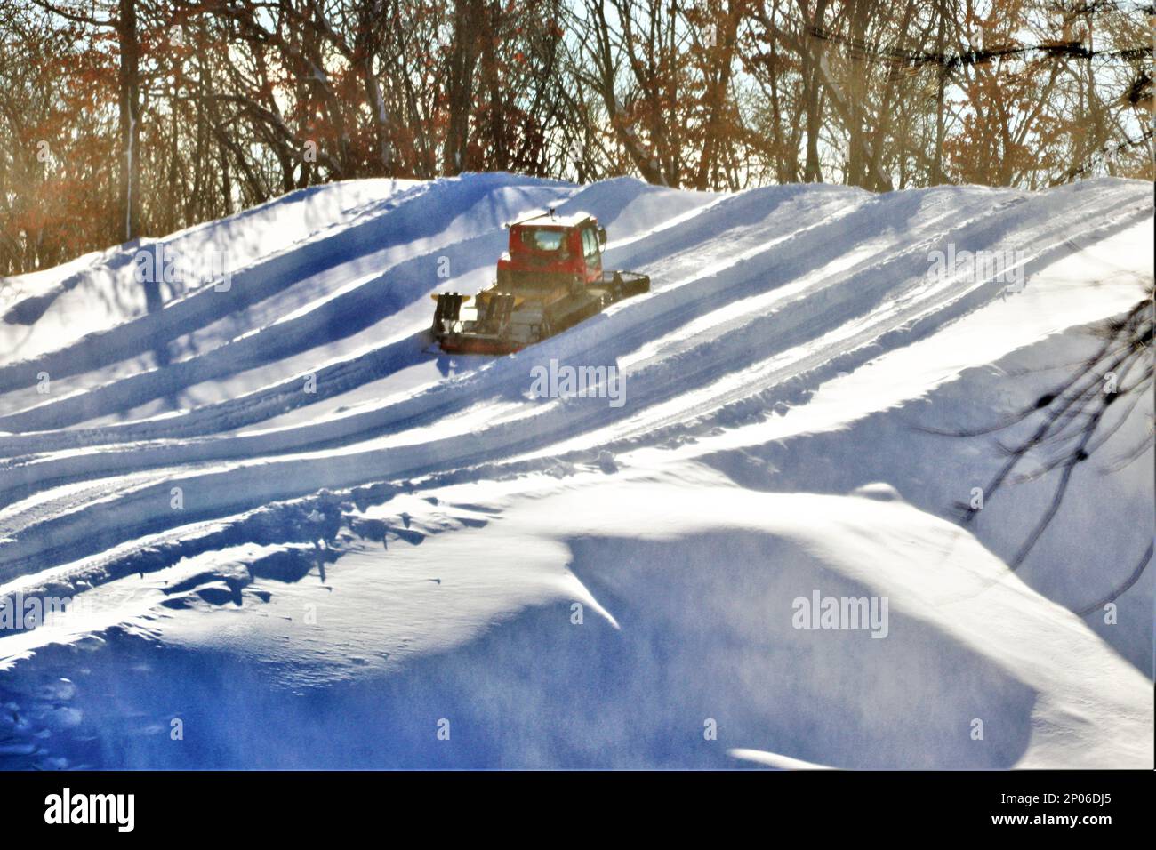 Un dipendente gestisce un'azienda su una collina il 26 gennaio 2023 presso la Whitetail Ridge Ski Area di Fort McCoy, Wisconsin. Whitetail Ridge offre una struttura adatta alle famiglie gestita dalla direzione della famiglia e del morale, del benessere e del tempo libero di Fort McCoy. L'area sciistica offre sci alpino e snowboard sia per gli atleti principianti che per gli atleti più esperti. La ski Hill dispone di una discesa verticale di 185 metri e di una barra a T a caricamento automatico. Offre anche un parco terreno per gli snowboarder. Per fare snowtubing, sali fino alla cima della collina sul Magic Carpet, quindi scivola giù per una delle cinque piste lunghe 800 metri. Whitetail Ridge offre anche Foto Stock