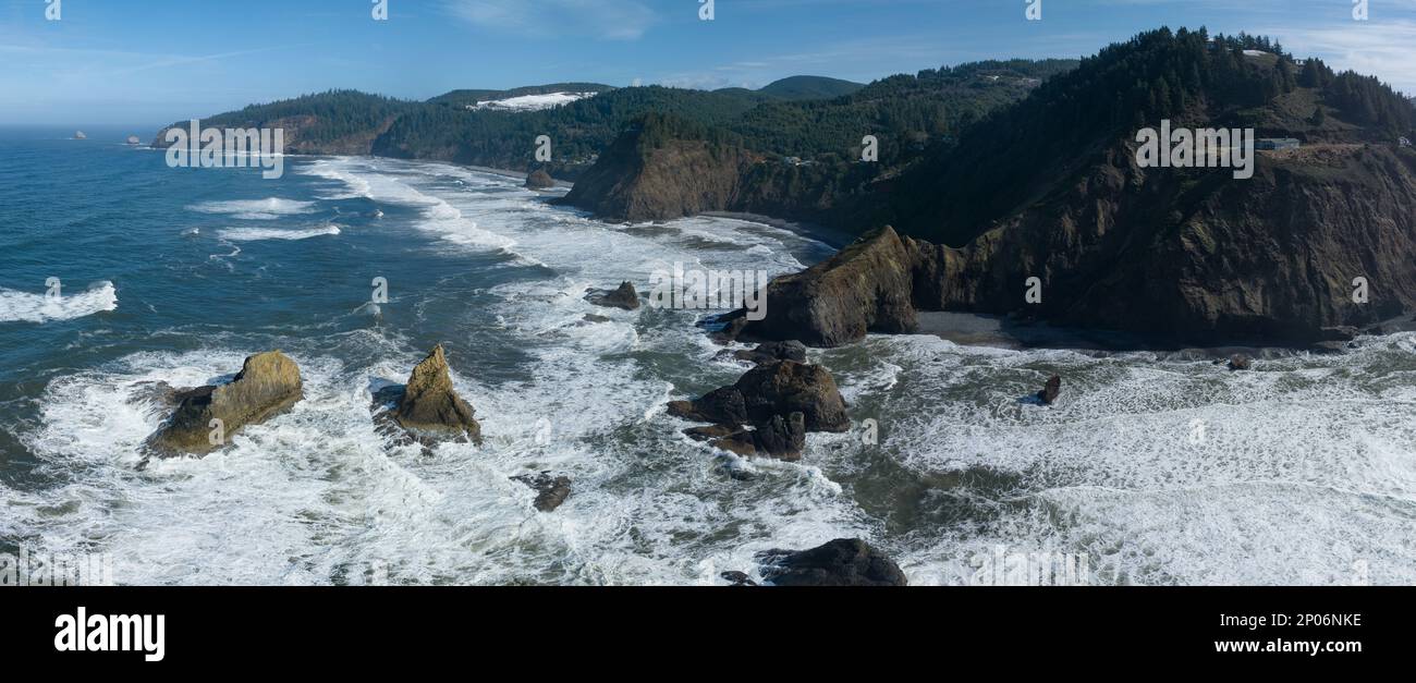 Il freddo Oceano Pacifico si bagna contro l'aspra e panoramica costa settentrionale dell'Oregon, non lontano dalla città di Tillamook. Foto Stock