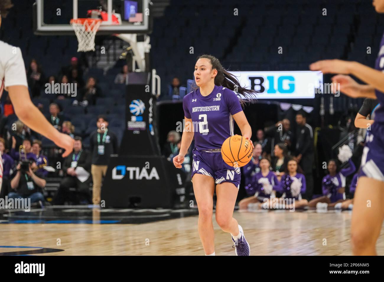 Minneapolis, Minnesota, Stati Uniti. 2nd Mar, 2023. La guardia dei Wildcats del nord-ovest CAROLINE LAU (2) porta la palla in campo e mette in gioco la prima metà di Rutgers contro il nord-ovest mercoledì 1st marzo al torneo di pallacanestro delle Big Ten Women's 2023 di Minneapolis, Minnesota. Rutgers ha vinto 63-59. (Credit Image: © Steven Garcia/ZUMA Press Wire) SOLO PER USO EDITORIALE! Non per USO commerciale! Foto Stock