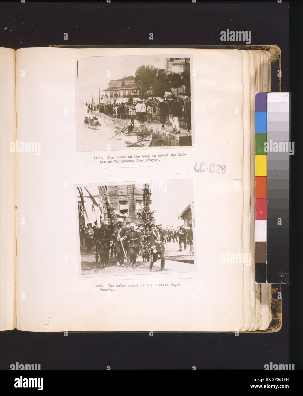 La folla sulla banchina per guardare il sultano o il califfo viene dalla preghiera la guardia di colore della scorta reale del sultano. Frank and Frances Carpenter Collection , Abdülmecid Efendi,,1868-1944,apparizioni pubbliche, Piers & Wharves,Turchia,Istanbul,1920-1930, Bandiere,Turchia,Istanbul,1920-1930, Guardie,Turchia,Istanbul,1920-1930. Foto Stock