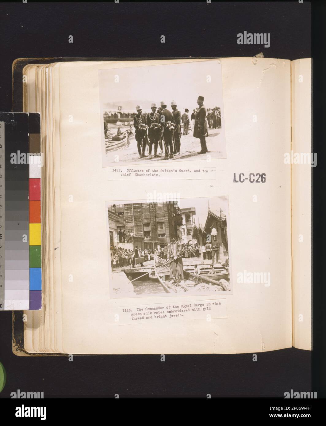 Ufficiali della guardia del sultano e il capo ciambellano il comandante della chiatta reale in ricchi abiti di seta verde ricamati con filo d'oro e gioielli luminosi. Frank and Frances Carpenter Collection , Abdülmecid Efendi,,1868-1944,apparizioni pubbliche, Guardie,Turchia,Istanbul,1920-1930, barche a remi,Turchia,Istanbul,1920-1930. Foto Stock