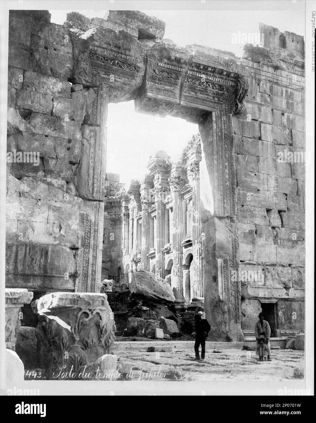 Rovine del tempio, Baalbek, Libano. Frank and Frances Carpenter Collection , pubblicato in: 'Il mondo e le sue culture' capitolo del ebook grandi fotografie dalla Biblioteca del Congresso, 2013, Templi,Libano,Baethabakk,1870-1890, siti archeologici,Libano,Baethabakk,1870-1890. Foto Stock