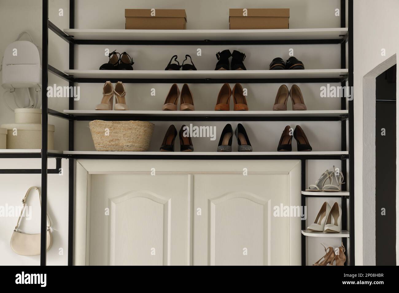 Interno cabina armadio con scaffale per scarpe e accessori Foto