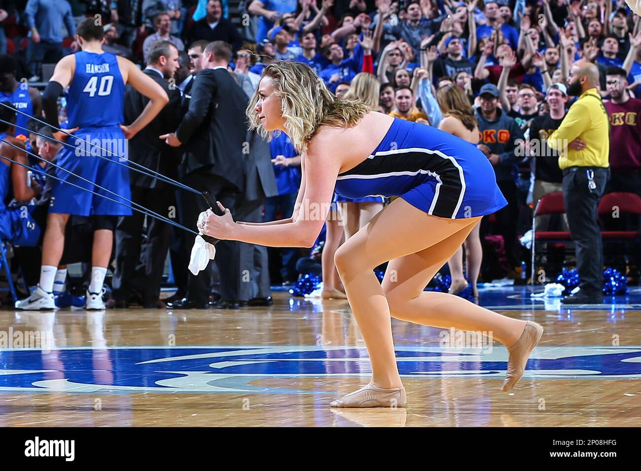 NEWARK, NJ - FEBRUARY 15: Seton Hall Pirates cheerleaders during the first half of the College Basketball game between the Seton Hall Pirates and the Creighton Bluejays on February 15, 2017, at the Prudential Center in Newark, NJ. The Seton Hall Pirates defeat the Creighton Bluejays 87-81. (Photo by Rich Graessle/Icon Sportswire) (Icon Sportswire via AP Images) Foto Stock