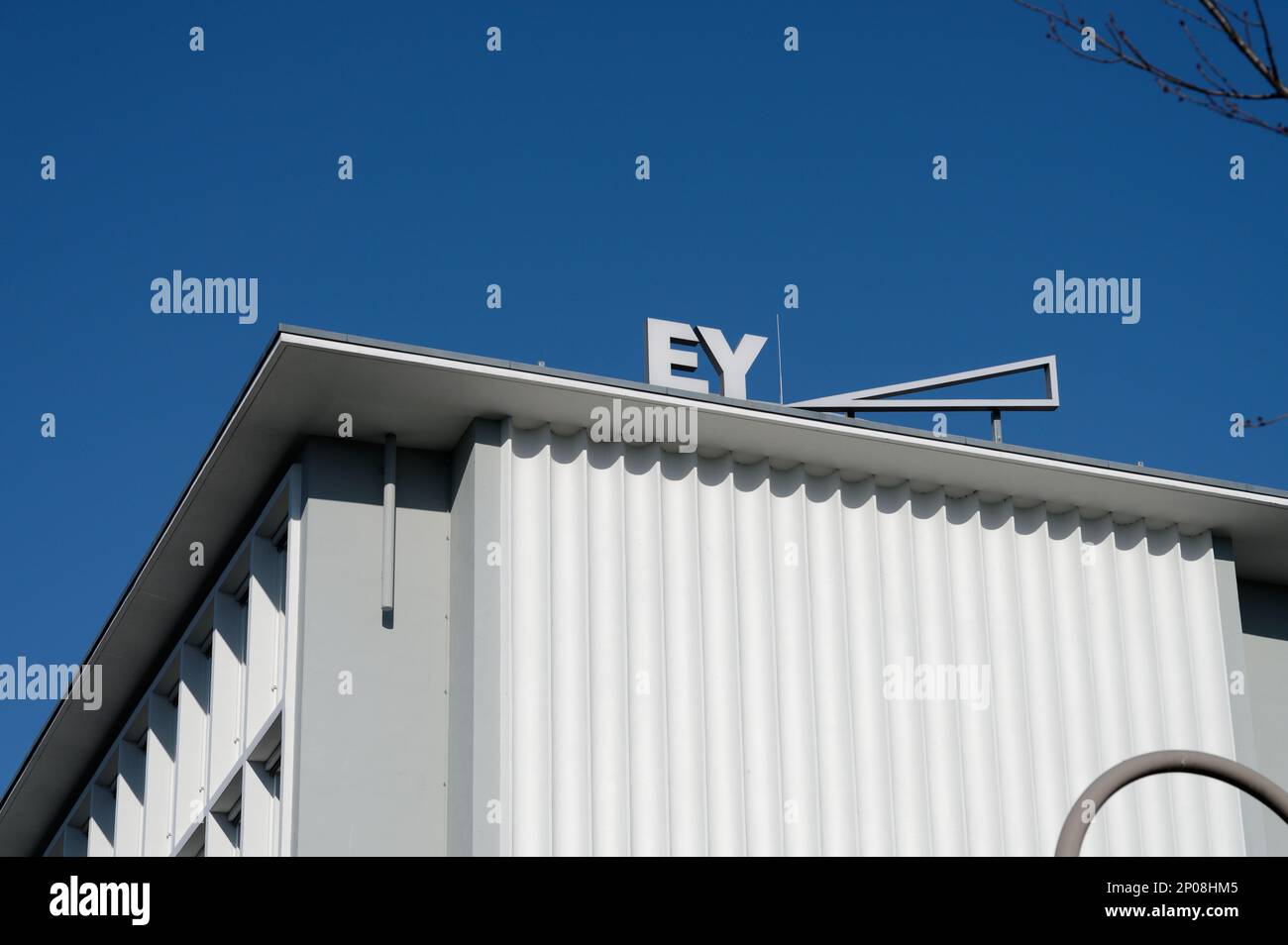 Colonia, Germania Marzo 2 2023: Costruzione della filiale di colonia della società di contabilità ernst & Young Foto Stock