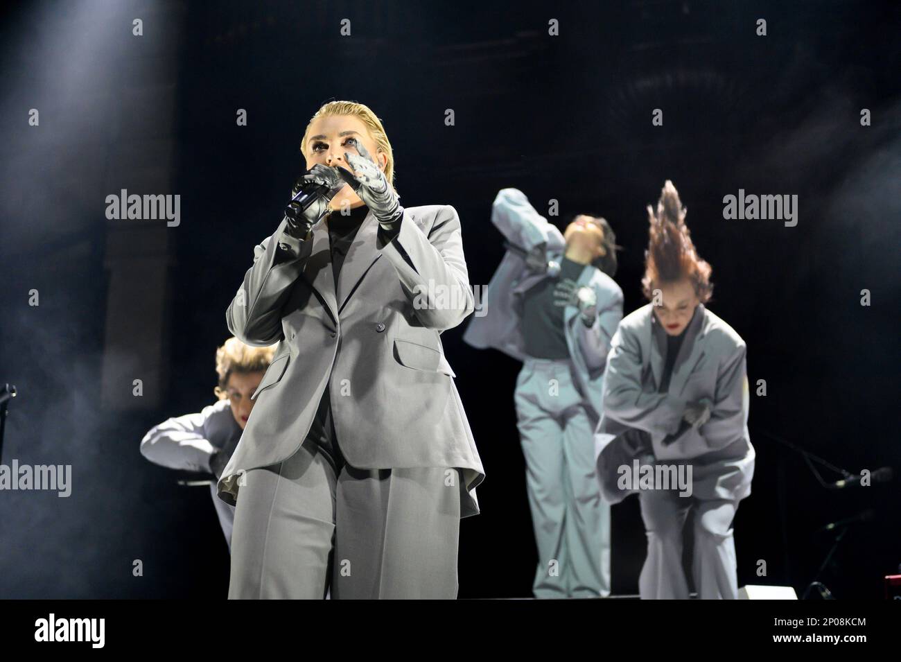 Manchester, Regno Unito. 1st Mar, 2023. Rebecca Lucy Taylor e la sua band Self esteem si esibiscono all'Albert Hall, Manchester, Regno Unito. Credit: Gary Stafford/Alamy Live News Foto Stock