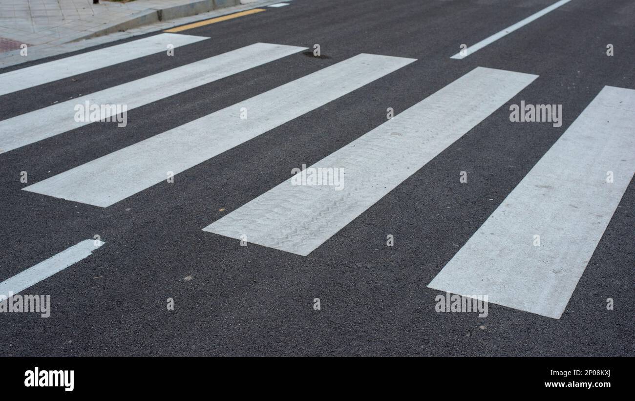 Paso de peatones pintado en el asfalto de una calle Foto Stock