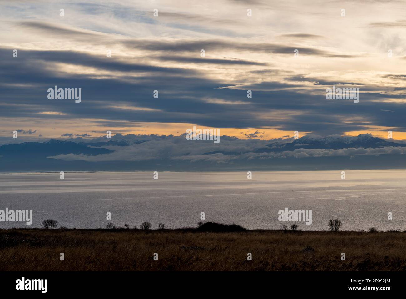 Vista dello stretto di Haro e delle montagne olimpiche dall'American Camp (Parco storico Nazionale dell'Isola di San Juan) sull'Isola di San Juan, nell'Isola di San Juan Foto Stock