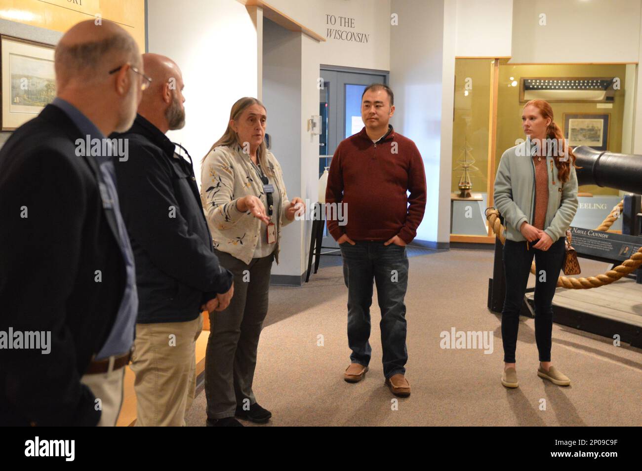 I membri del personale del National Museum of the United States Marine Corps in Triangle, Virginia, vengono fotografati visitando la galleria del museo navale di Hampton Roads a Norfolk, Virginia. Durante la visita, i membri dello staff hanno ricevuto una visita guidata delle gallerie del museo da Rick Brown, uno dei docenti volontari del museo, e Tonia Deetz-Rock, vicedirettore e curatore del museo navale di Hampton Roads. La visita ha facilitato la condivisione delle informazioni e le Best practice. L'Hampton Roads Naval Museum è uno dei dieci Stati Uniti Musei della Marina che riportano al comando Naval History and Heritage. Si trova in Foto Stock