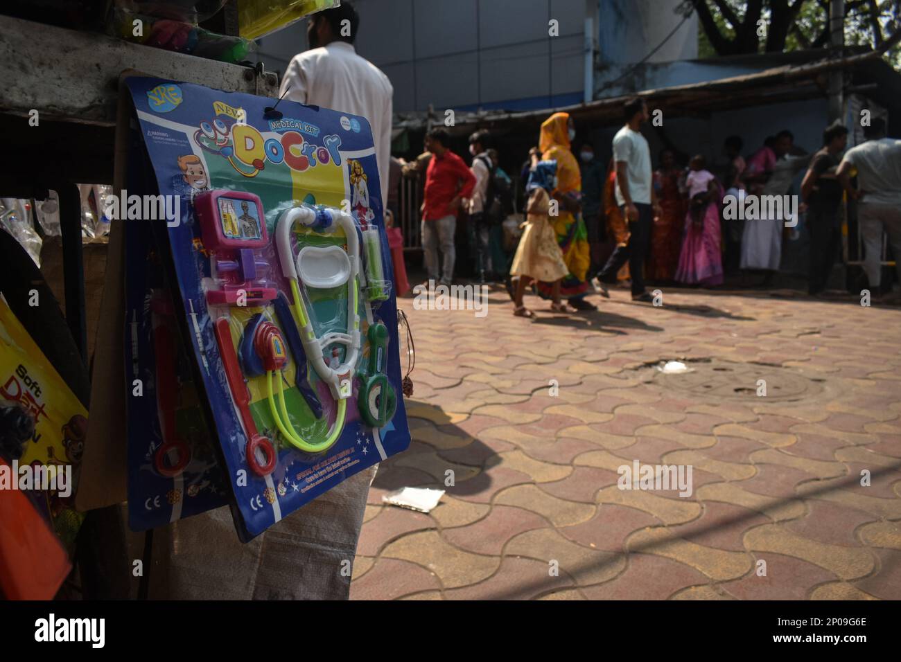 2 marzo 2023, Kolkata, bengala Occidentale, India: Le persone aspettano in coda in un ospedale mentre sono venuti per un controllo di salute dei loro bambini che soffrono di febbre e problemi respiratori. L'adenovirus causa comunemente sintomi respiratori correlati a febbre, raffreddori e problemi respiratori. (Credit Image: © Sudipta Das/Pacific Press via ZUMA Press Wire) SOLO PER USO EDITORIALE! Non per USO commerciale! Foto Stock