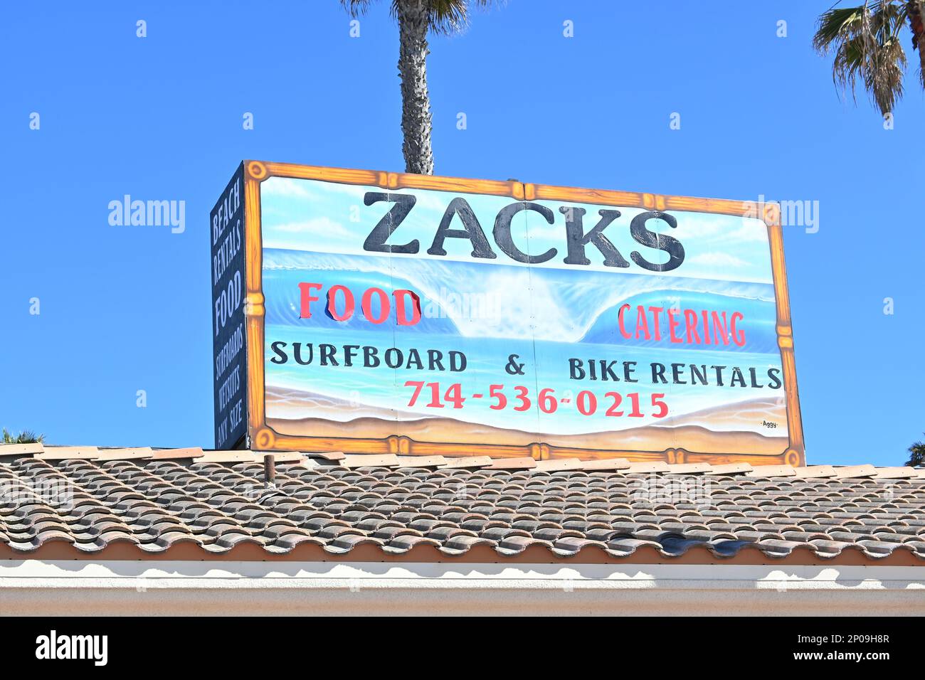 HUNTINGTON BEACH, CALIFORNIA - 6 FEB 2023: Zacks Rentals e snack Bar al molo di Huntington Beach. Foto Stock