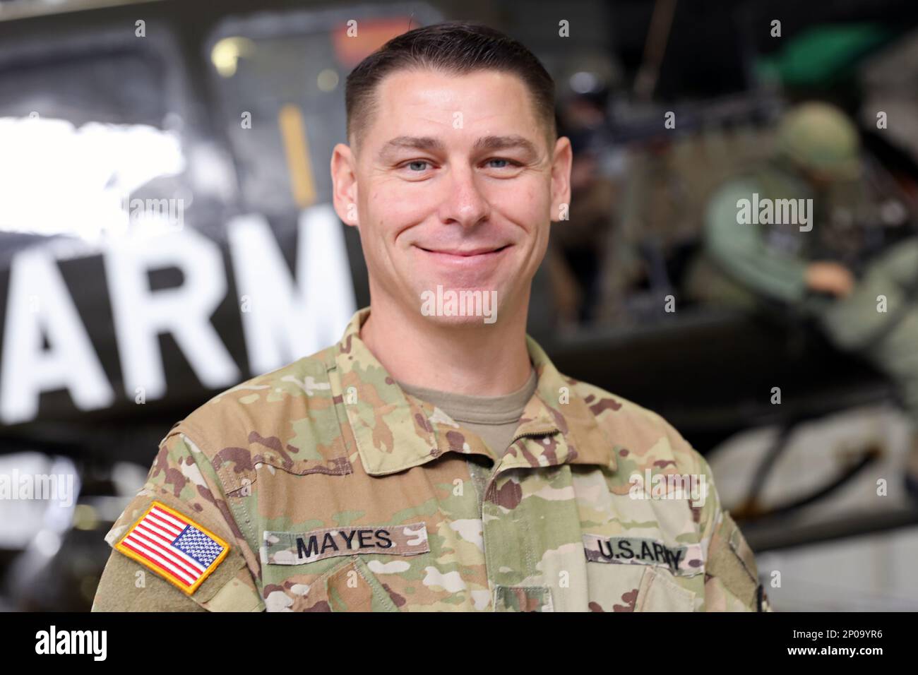 Mayes, compagnia B, 1st Battaglione, 223rd Regimento dell'aviazione, 110th Brigata dell'aviazione, Ha ottenuto il titolo di U.S. Army Aviation Center of Excellence Civilian Instructor Pilot of the Quarter per il 1st° trimestre, anno fiscale 2023. Foto Stock
