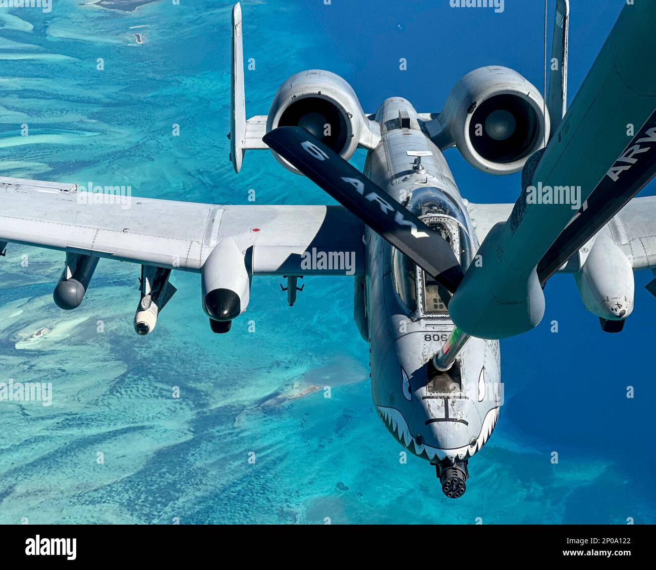 Un aeromobile Thunderbolt II A-10C assegnato alla 23rd Wing, Moody Air Force base, Georgia, riceve carburante da un KC-135 Stratotanker assegnato alla 6th Air Refuelling Wing Over the Atlantic Ocean, 28 febbraio 2023. Il 50th ARS ha alimentato i Warthogs come sono tornati a casa dalla Lead Wing esercizio operazione Forward Tiger, un Air Forces Southern esercizio. Progettato per aumentare la preparazione al combattimento insieme all'assistenza umanitaria e alle capacità di risposta alle catastrofi, l'esercizio ha consentito agli Airmen di allenarsi con l'aeronautica della Repubblica Dominicana e la forza di difesa della Giamaica per promuovere l'interoperabilità senza soluzione di continuità. ( Foto Stock