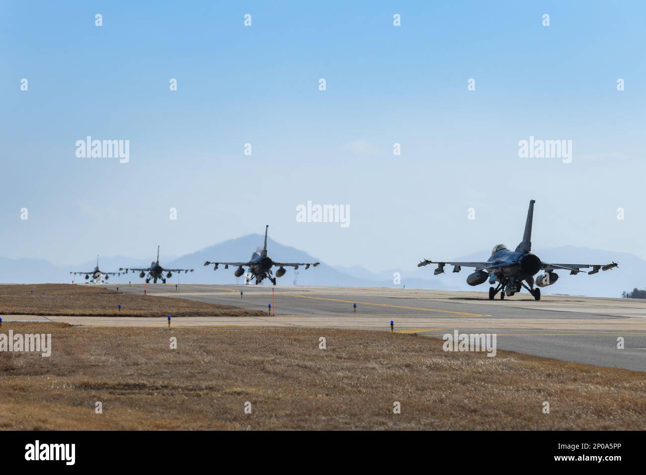 Quattro F-16 Fighting Falcons assegnati al 35th Fighter Squadron si preparano a prendere un taxi lungo la linea di volo alla base aerea di Kunsan, Repubblica di Corea, 19 febbraio 2023. La posizione di “lotta stasera” di KUNSAN garantisce che il Wolf Pack possa rapidamente impiegare aerei per combattere gli avversari nella regione di Indo-Pacific in un momento. (STATI UNITI Foto dell'Aeronautica militare di Capitano Kaylin P. Hankerson) Foto Stock