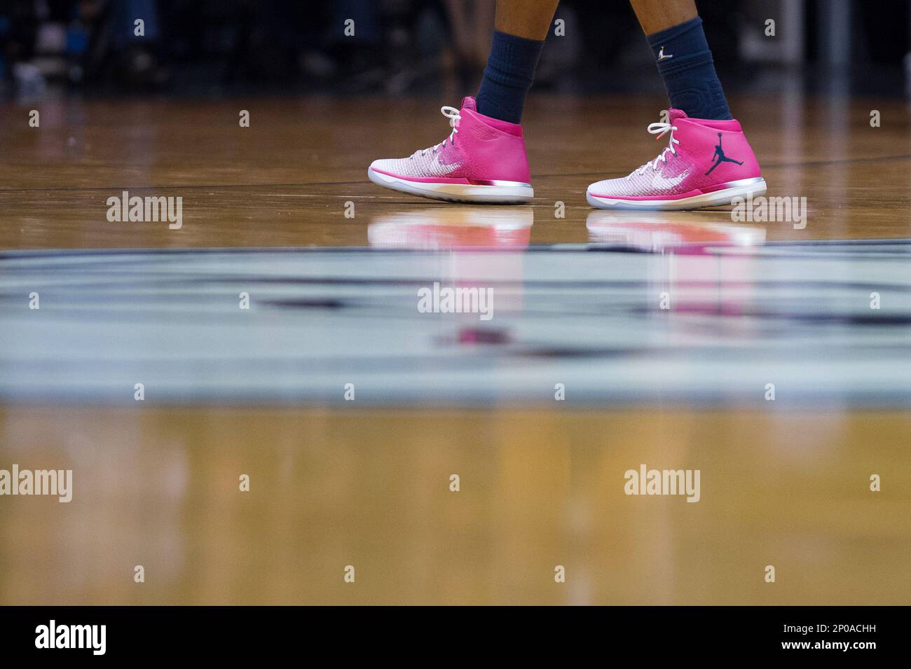 INDIANAPOLIS, IN - JANUARY 28: Georgetown Hoyas players wear pink shoes for Coaches against Cancer during the men's college basketball game between the Butler Bulldogs and Georgetown Hoyas on January 28, 2017, at Hinkle Fieldhouse in Indianapolis, IN. The Georgetown Hoyas won the game 85-81. (Photo by Zach Bolinger/Icon Sportswire) (Icon Sportswire via AP Images) Foto Stock