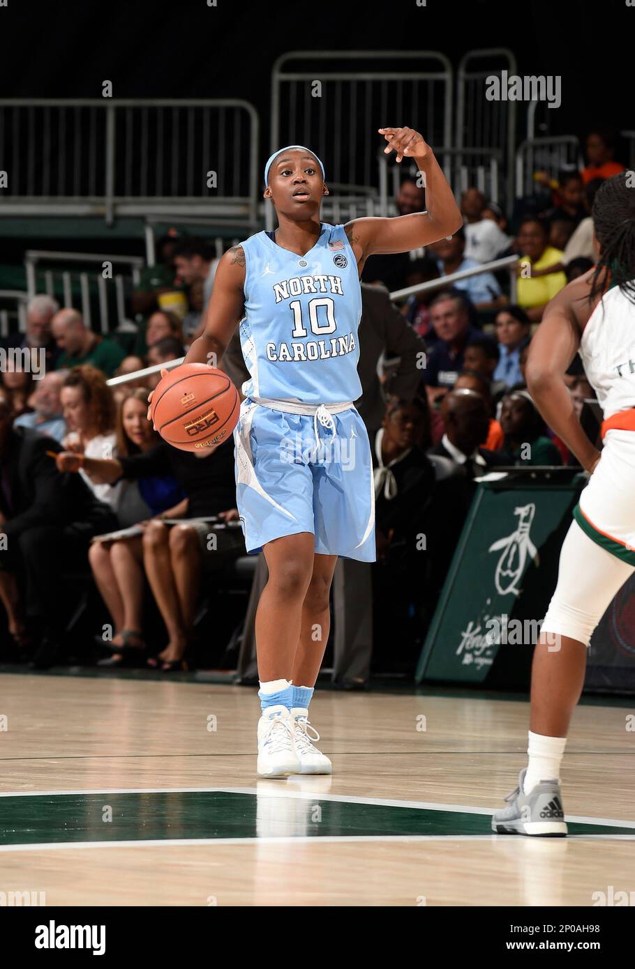 CORAL GABLES, FL - JANUARY 26: North Carolina guard Jamie Cherry (10) dribbles during an NCAA basketball game between the University of North Carolina Tar Heels and the University of Miami Hurricanes on January 26, 2017 at Watsco Center, Coral Gables, Florida. Miami defeated North Carolina 100-88. (Photo by Richard C. Lewis/Icon Sportswire) (Icon Sportswire via AP Images) Foto Stock