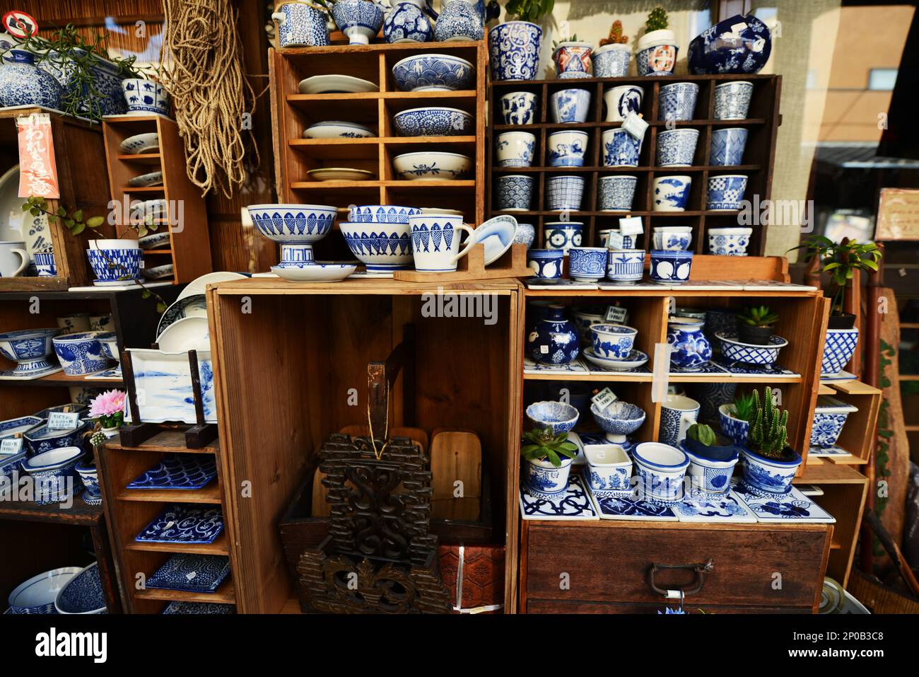 Piatti di ceramica giapponese e negozio di tazze a Hase, prefettura di Kanagawa, Giappone. Foto Stock