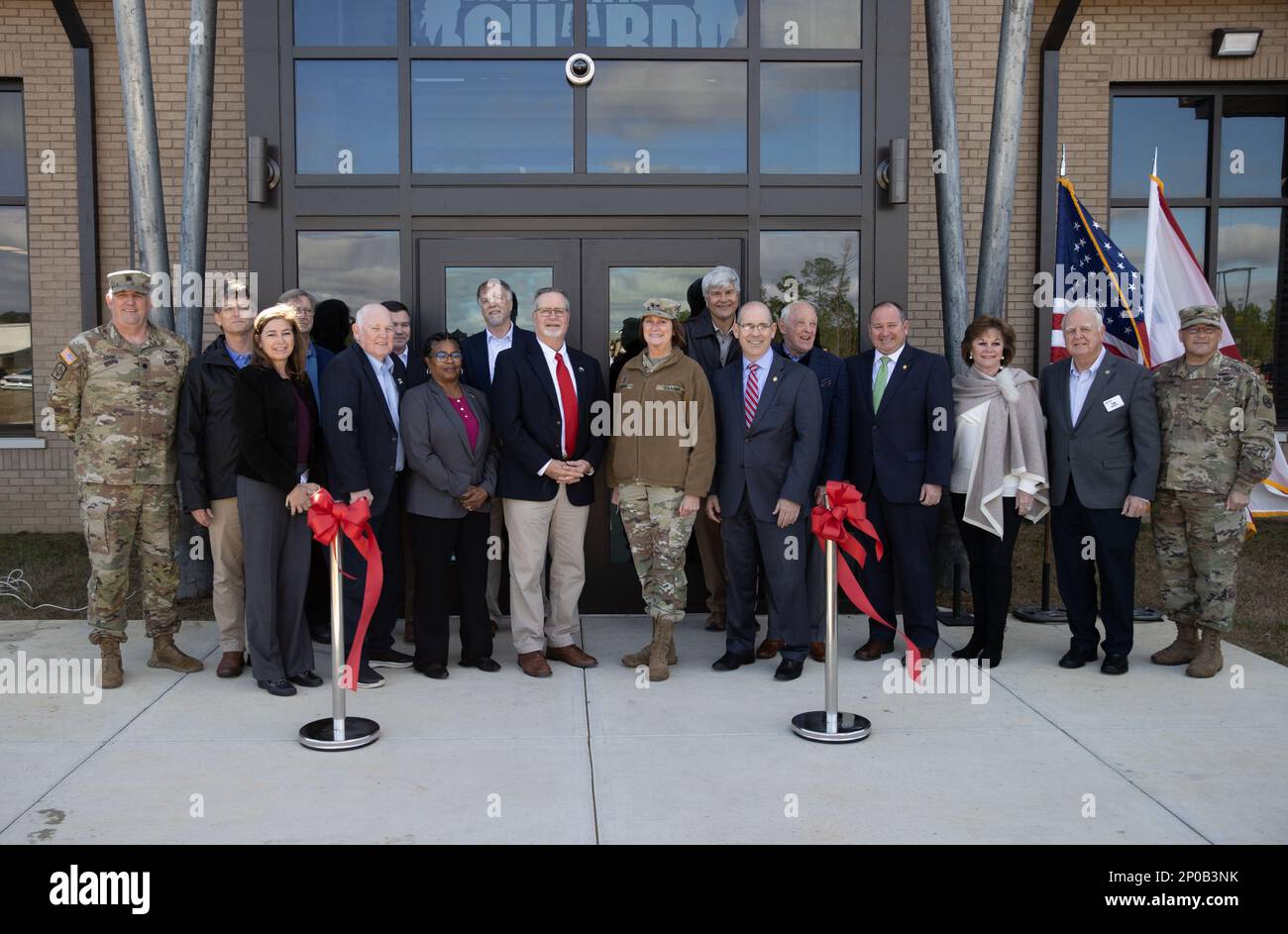 Membri federali, statali e locali della legislazione, rappresentanti della Camera di Commercio della Contea di Baldwin del Sud, altri leader della comunità e numerosi dirigenti della Guardia Nazionale dell'Alabama pongono per una foto durante una cerimonia di taglio del nastro del Foley Readiness Center a Foley, Alabama, 23 gennaio 2023. Il centro di preparazione e' di 30.540 piedi quadrati e si trova su circa 30 acri nel Foley's Industrial Park. Foto Stock