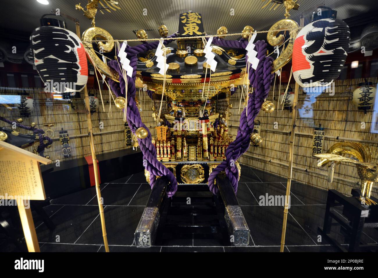 Un mikoshi (palanquin religioso) esposto all'interno della stazione della metropolitana di Asakusa a Tokyo, Giappone. Foto Stock