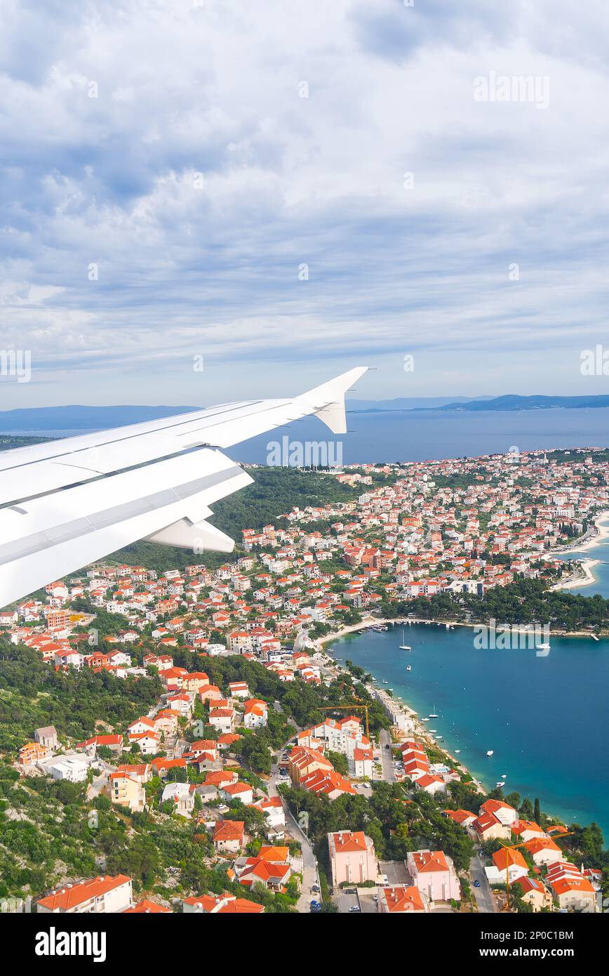 Aeromobili che atterrano a Spalato Croazia. Bellissima vista dal porthole all'ala dell'aereo, al mare, alla città, al cielo Foto Stock