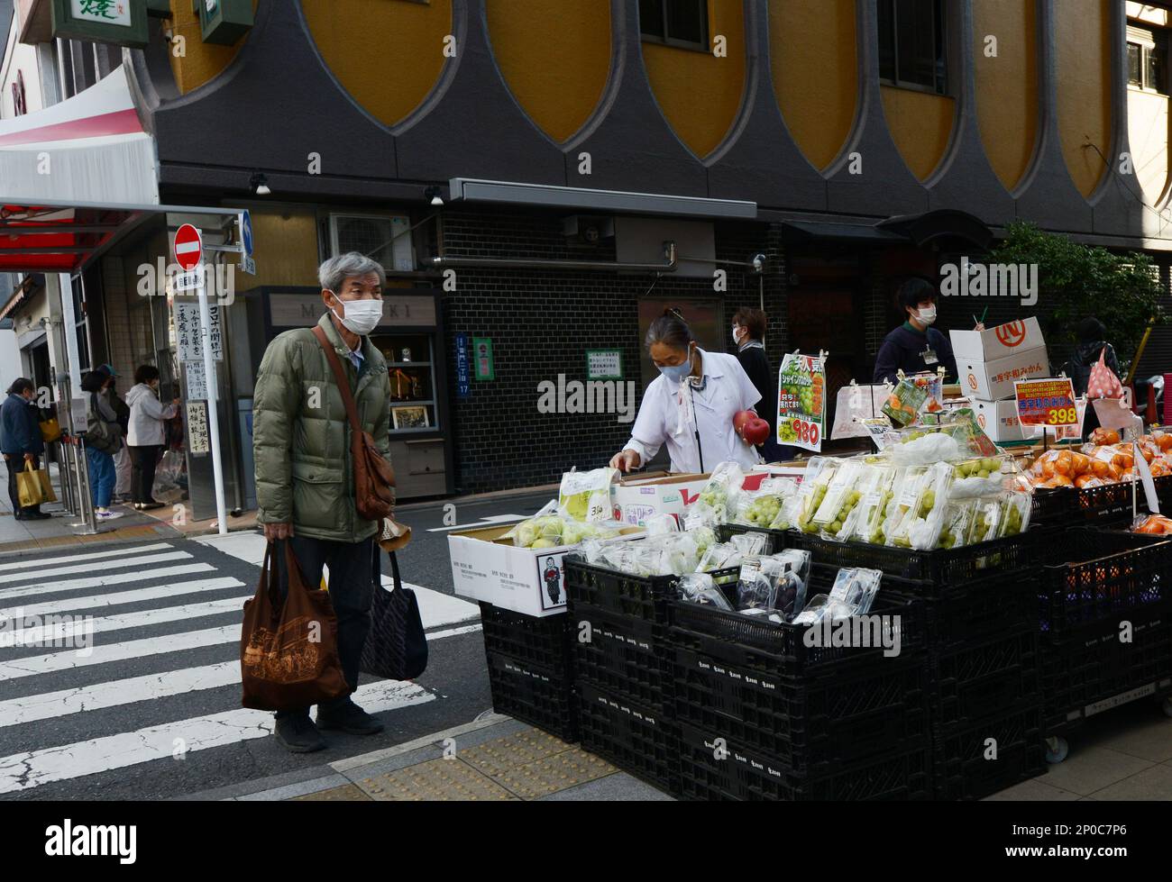 Un venditore di frutta ad Asakusa, Tokyo, Giappone. Foto Stock