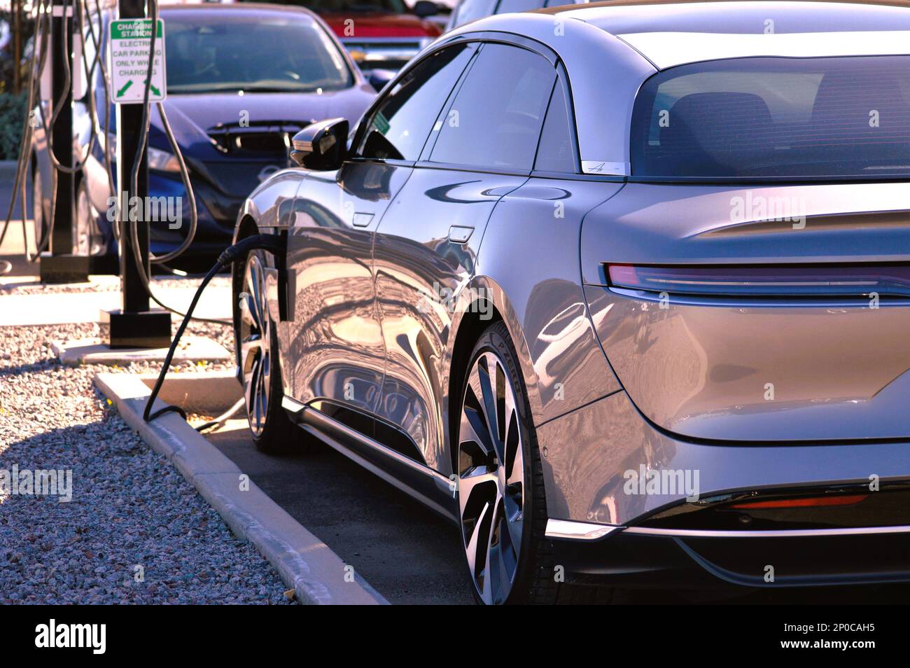 01 2023 marzo - Casa Grande, Arizona: Auto elettriche al di fuori dello stabilimento di produzione di Lucid Motors EV. Foto Stock