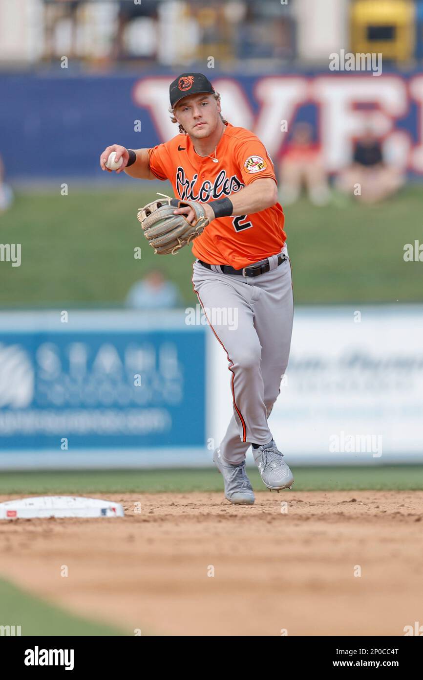 Lakeland FL USA; il terzo bassista di Baltimora Orioles Gunnar Henderson (2) si lancia per primo per l'uscita durante un gioco di allenamento primaverile della MLB contro il Detro Foto Stock