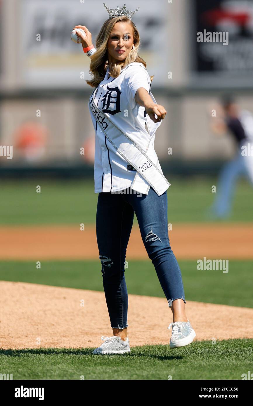 Lakeland FL USA; Miss Florida 2022, Lindsay Bettis, lancia il primo campo durante una partita di allenamento primaverile della MLB contro i Baltimore Orioles di Publix Foto Stock