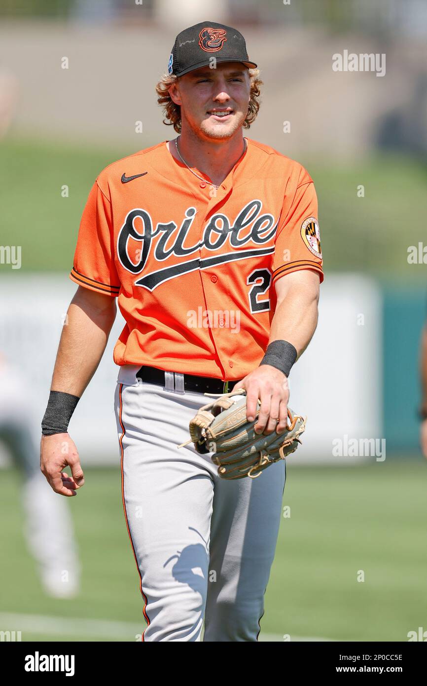 Lakeland FL USA; Baltimore Orioles terzo bassista Gunnar Henderson (2) cammina verso il dugout durante i riscaldamenti pre-partita prima di una partita di allenamento primaverile MLB Foto Stock