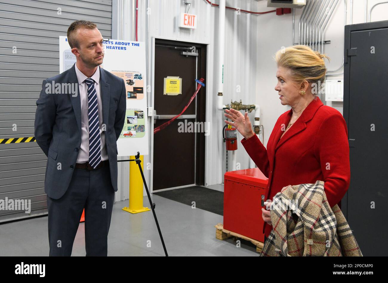 Il Sen. Marsha Blackburn pone una domanda a Elia Minter, Hypersonic Test and Evaluation Investment Portfolio Manager, durante la sua visita ad Arnold Air Force base, Tennessee, sede centrale dell'Arnold Engineering Development Complex, 27 gennaio 2023. Durante la sua visita, Blackburn ha appreso l'uso di riscaldatori ad arco per testare e valutare i componenti di sistemi ipersonici. Foto Stock